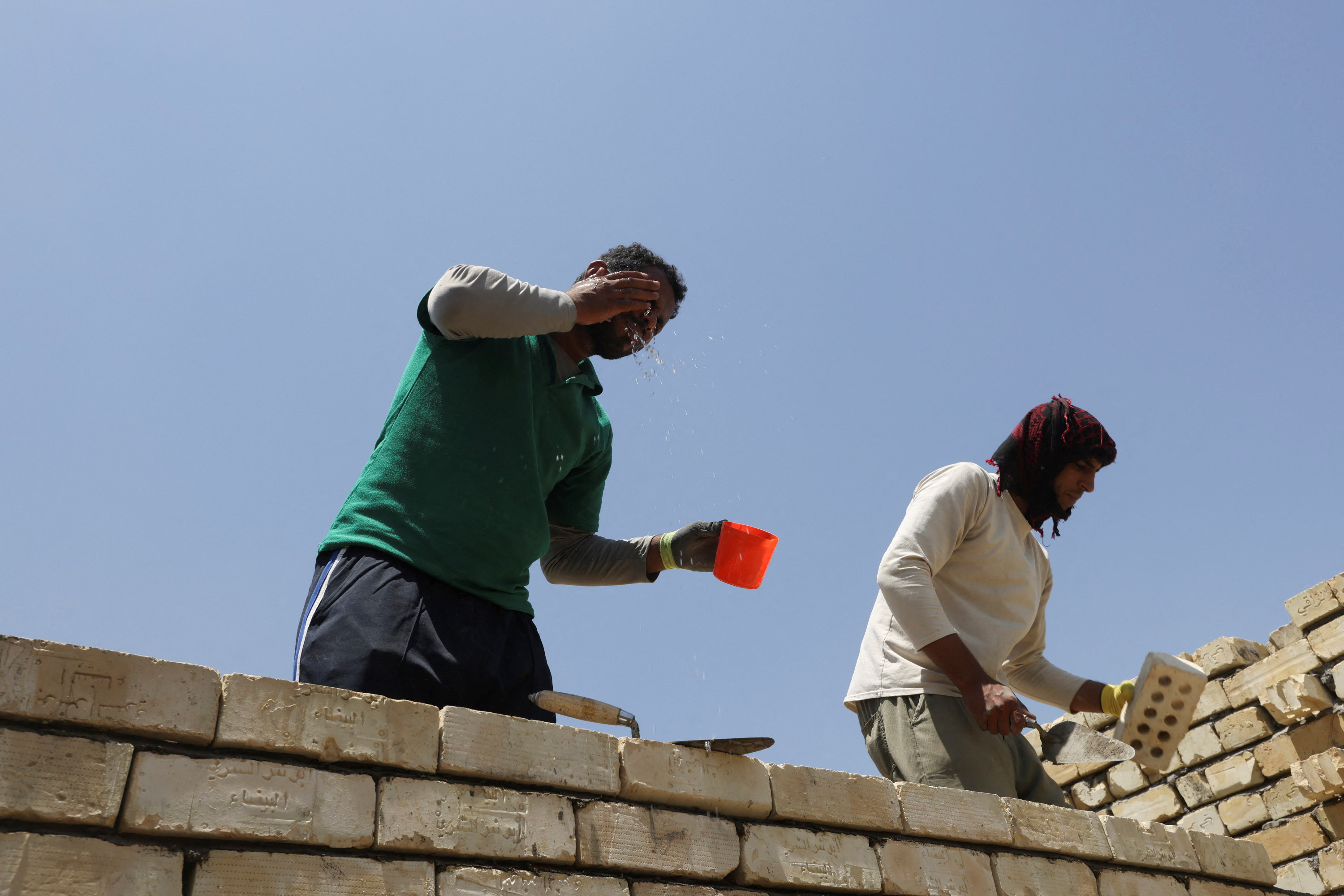عمال البناء في العراق .. الشمس لا تحنو عليهم ولا مظلة الضمانات والقوانين
