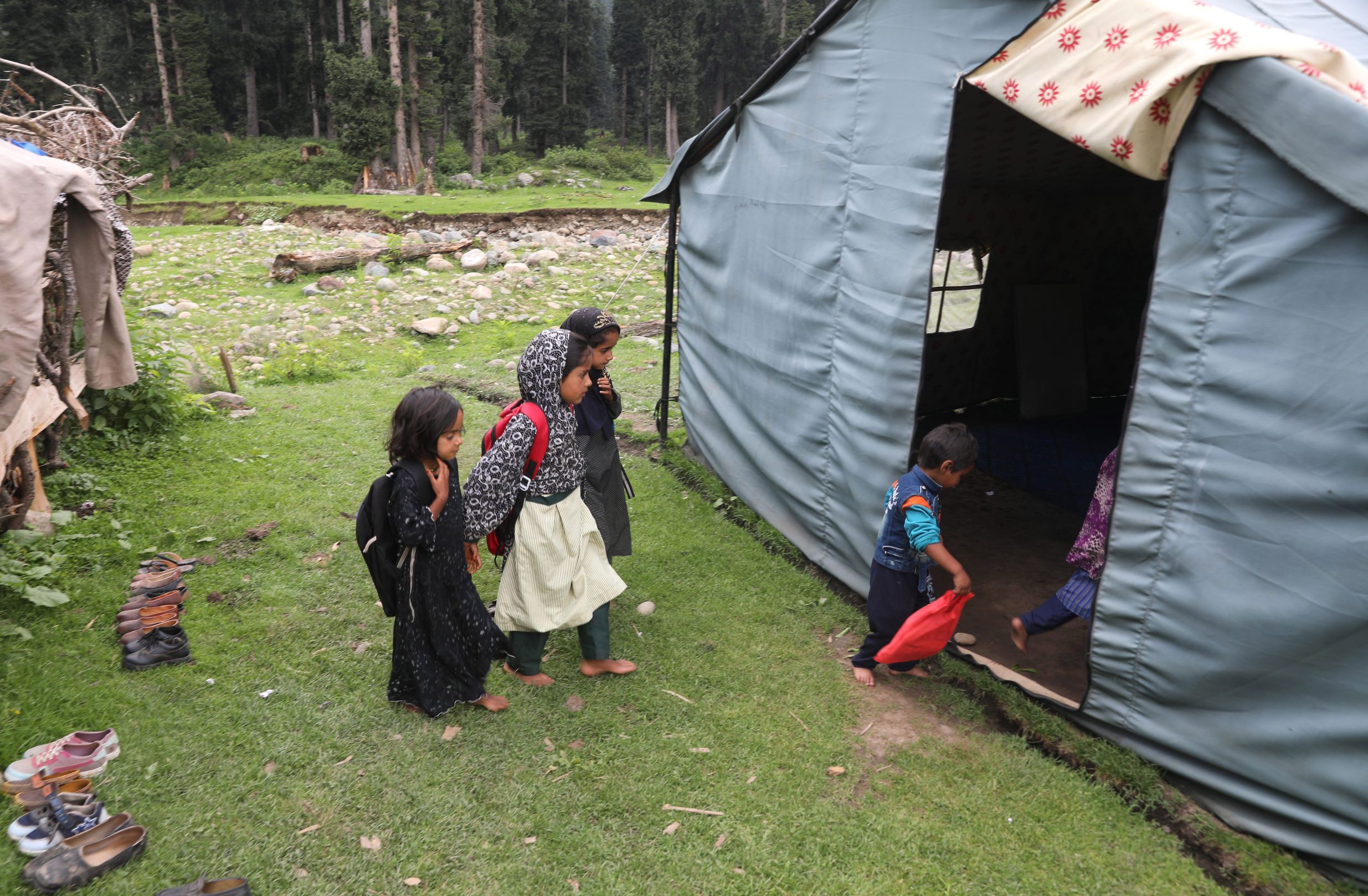 مدارس مؤقتة لتعليم 1.5 مليون طفل كشميري من البدو الرحل