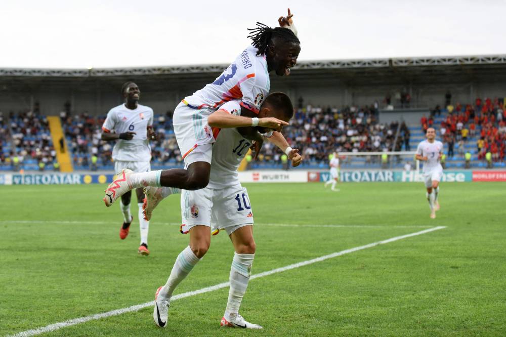 البلجيكي يانيك كاراسكو لاعب منتخب بلجيكا لكرة القدم، قاد بلاده للفوز على أذربيجان في الجولة الأولى من تصفيات بطولة أمم أوروبا 2024، بتسجيله الهدف الوحيد، وفي الصورة يحتفل مع زميله يوهان باكايوكو، علما بأنه وقع لنادي الشباب قبل 6 أيام. (الفرنسية)