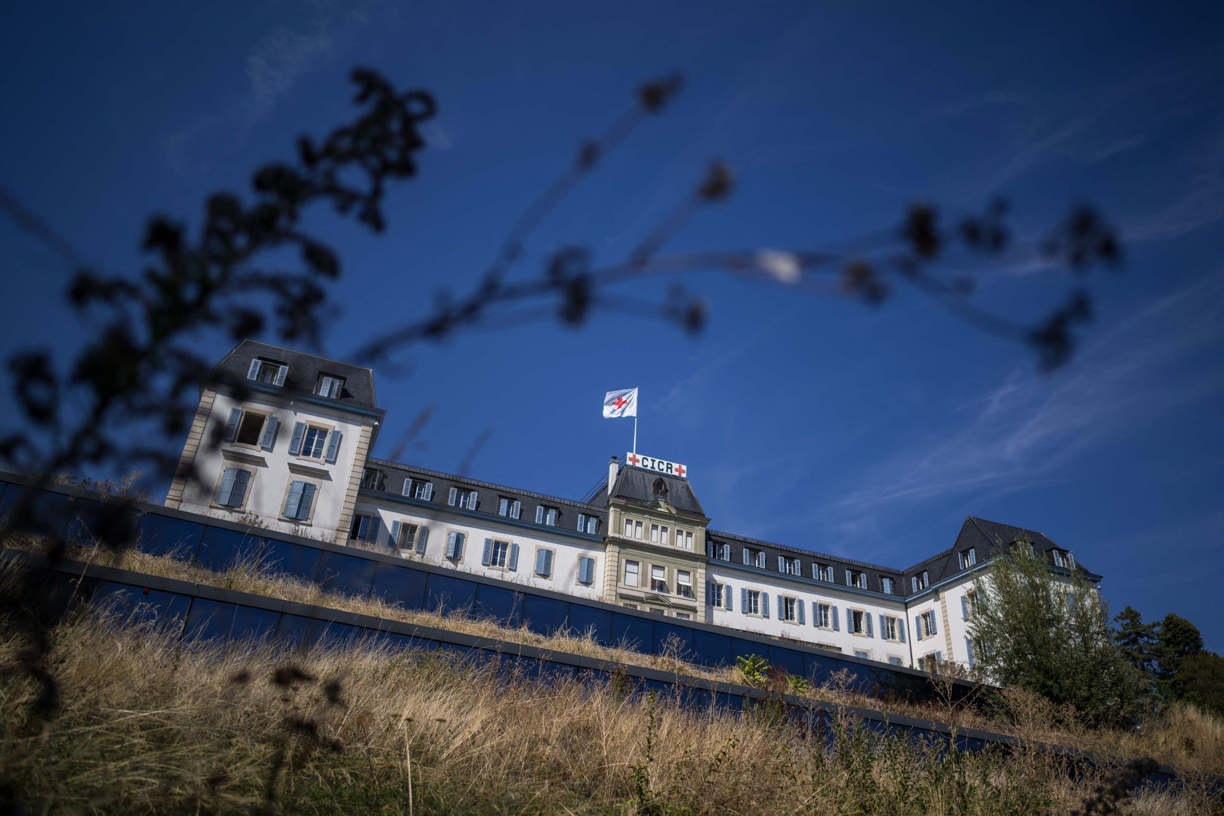 أزمة تمويل تواجه الصليب الأحمر.. إلغاء 270 وظيفة بحلول 2024