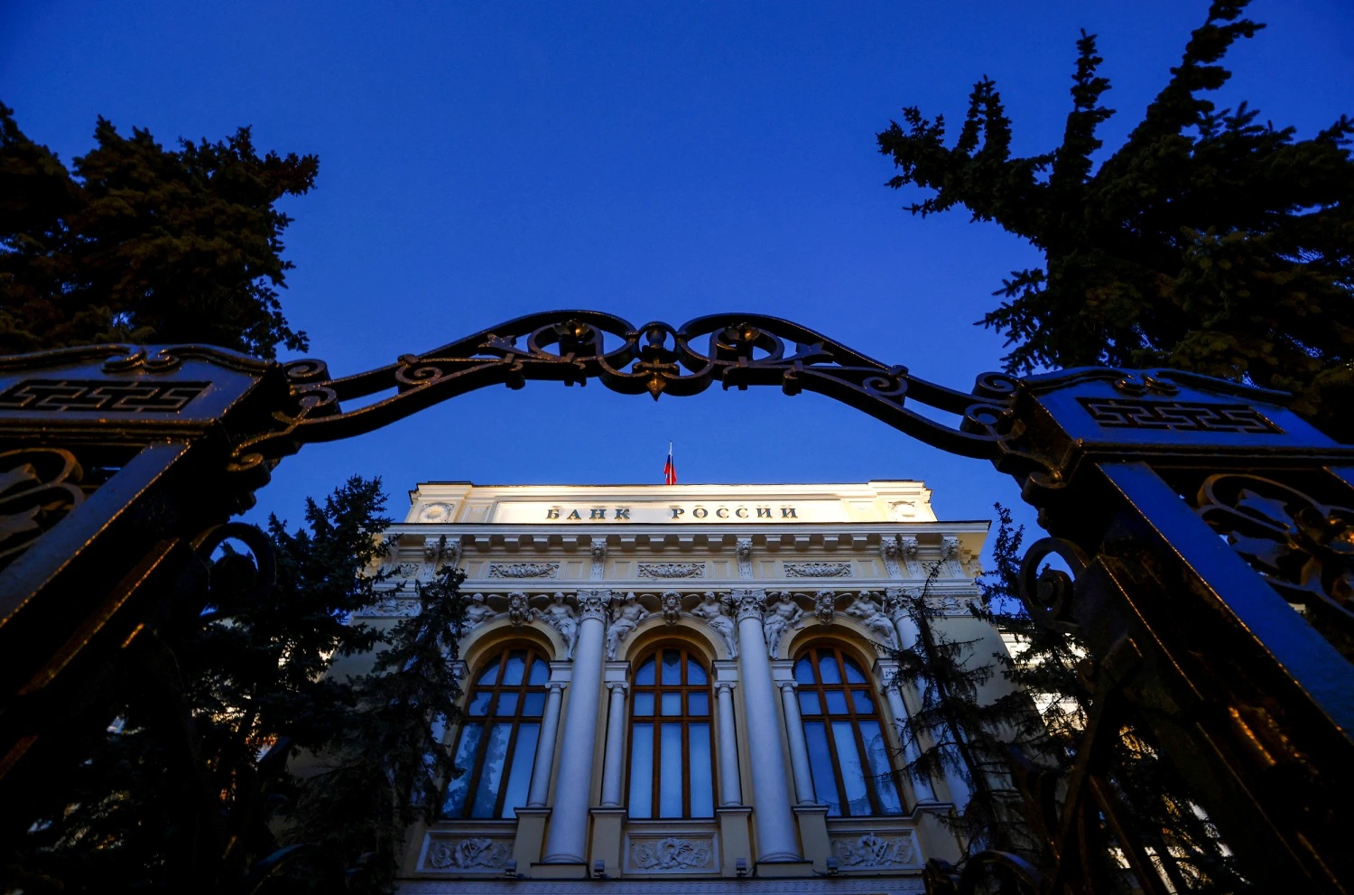 "المركزي الروسي" يرفع الفائدة الرئيسية إلى 13%