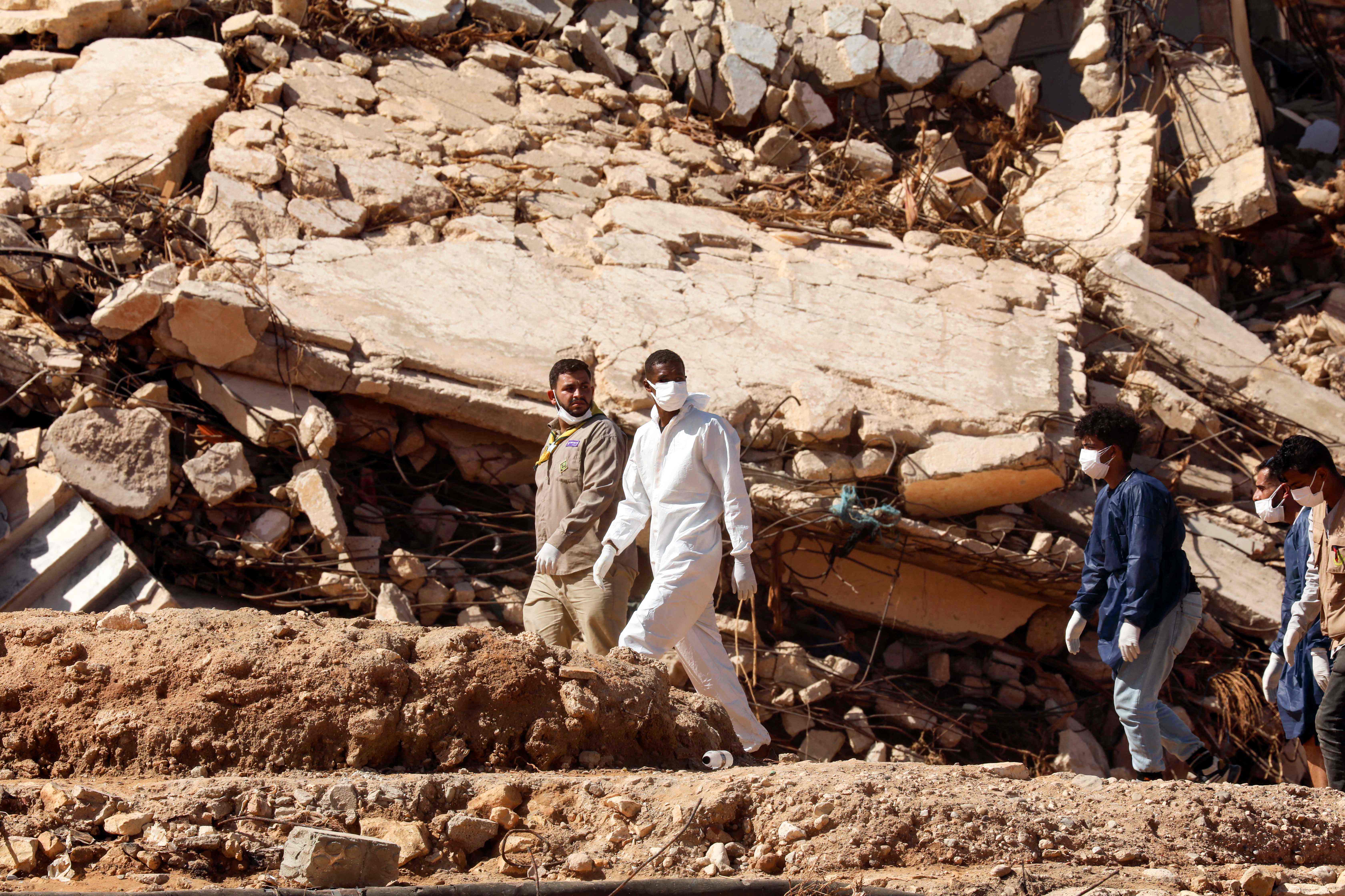 تضاؤل الأمل بالعثور على أحياء بعد فيضانات ليبيا 