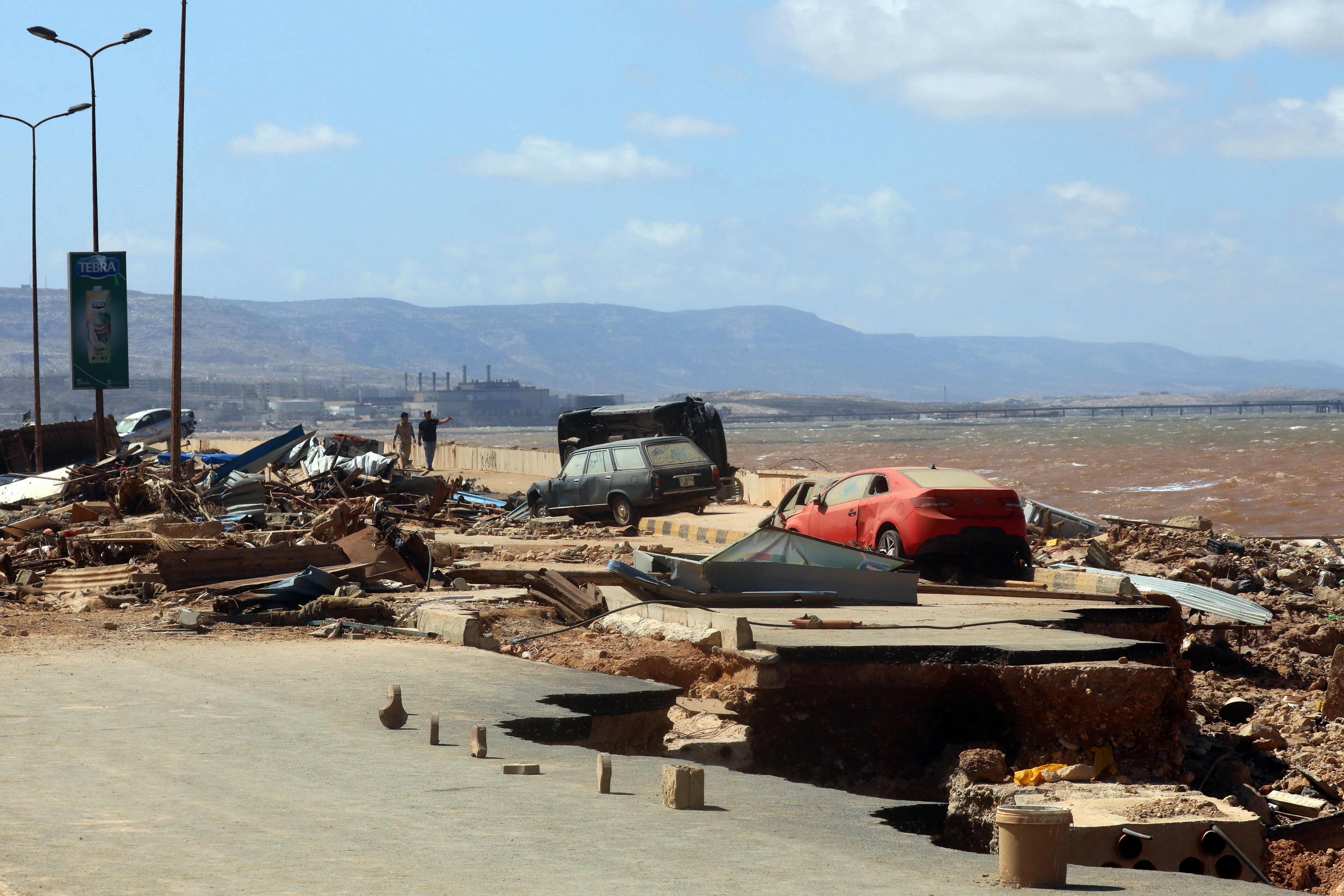 تضاؤل الأمل بالعثور على أحياء بعد فيضانات ليبيا 