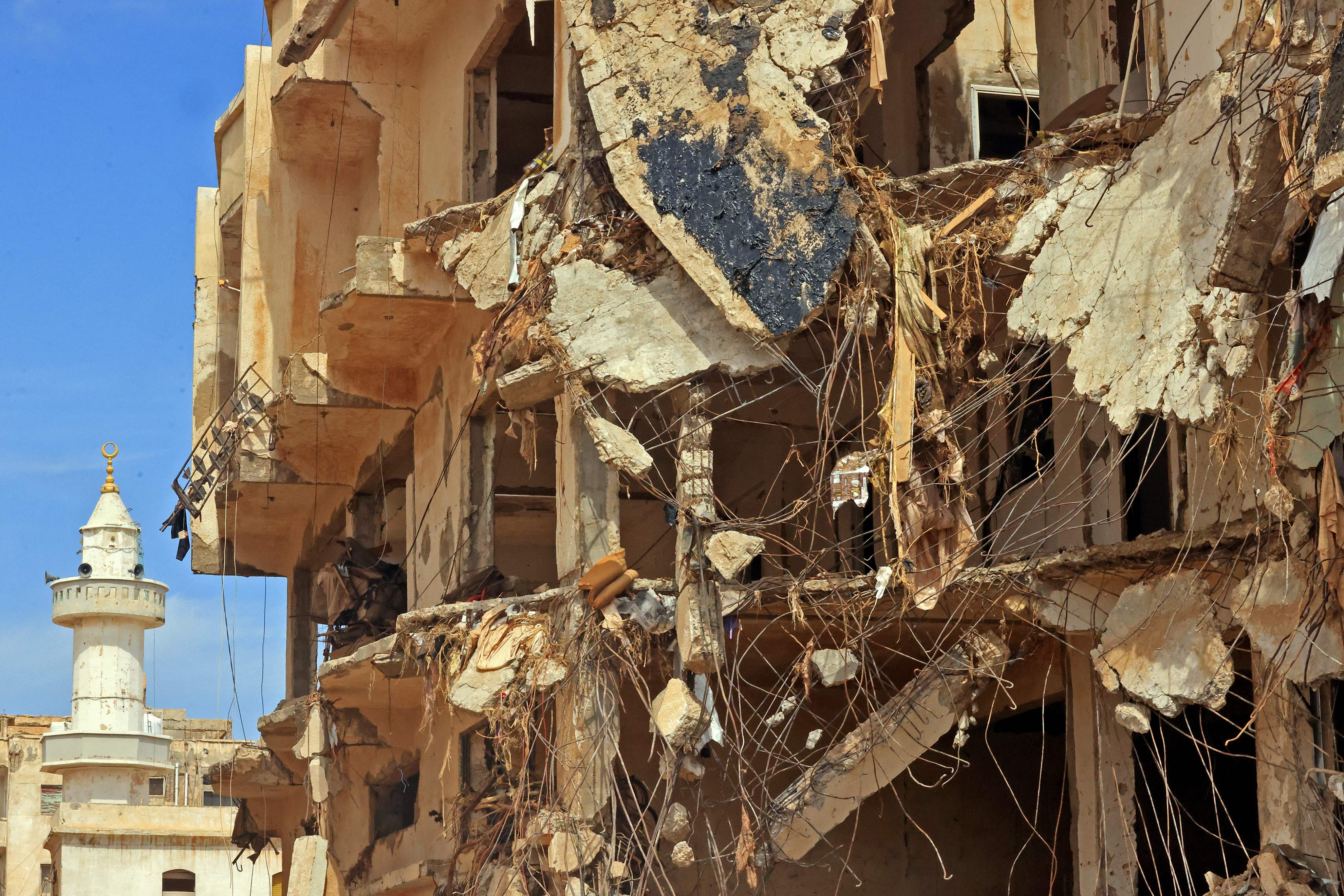 في درنة المنكوبة .. سكان تحت الصدمة يروون اللحظات الأولى للكارثة 