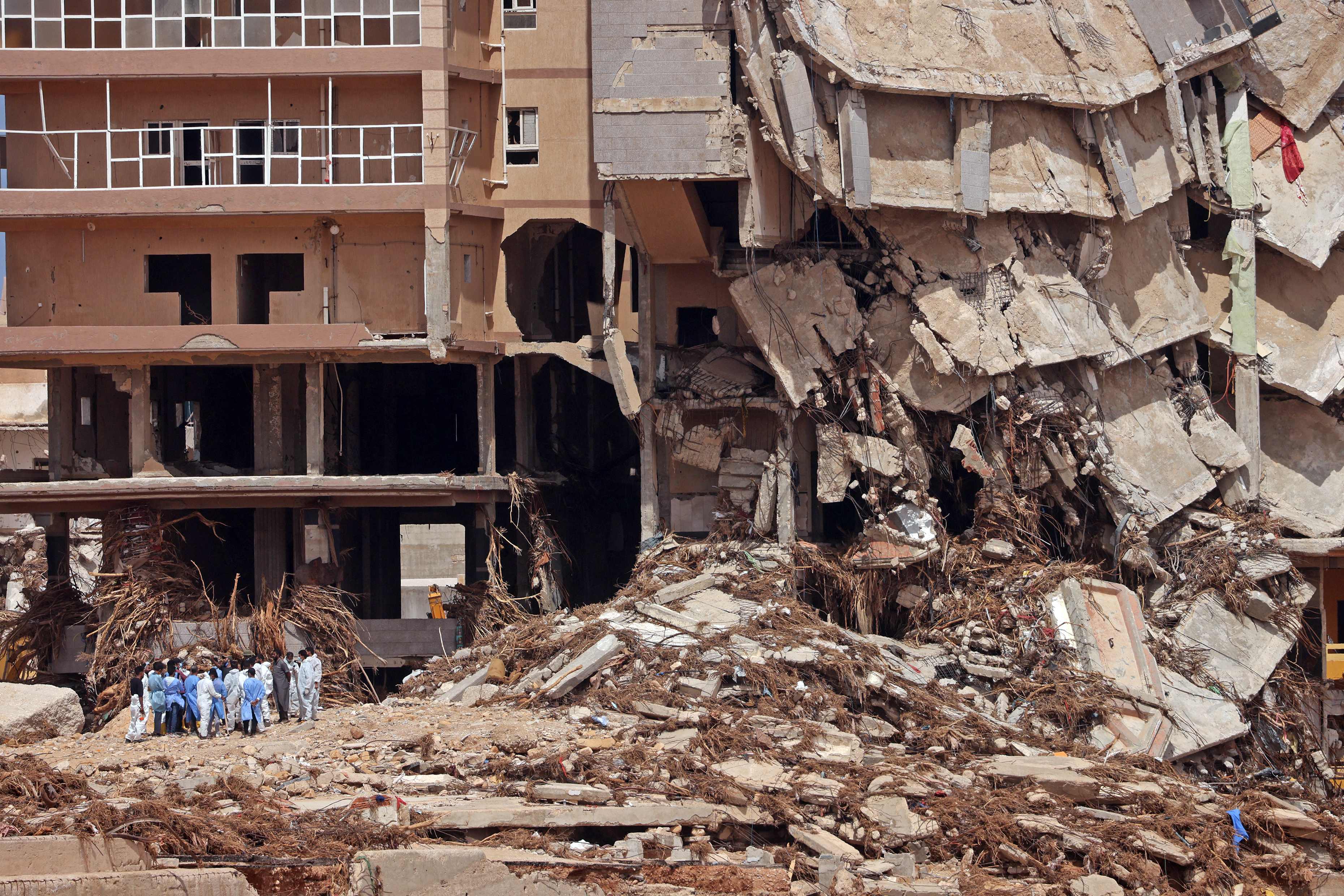 في درنة المنكوبة .. سكان تحت الصدمة يروون اللحظات الأولى للكارثة 