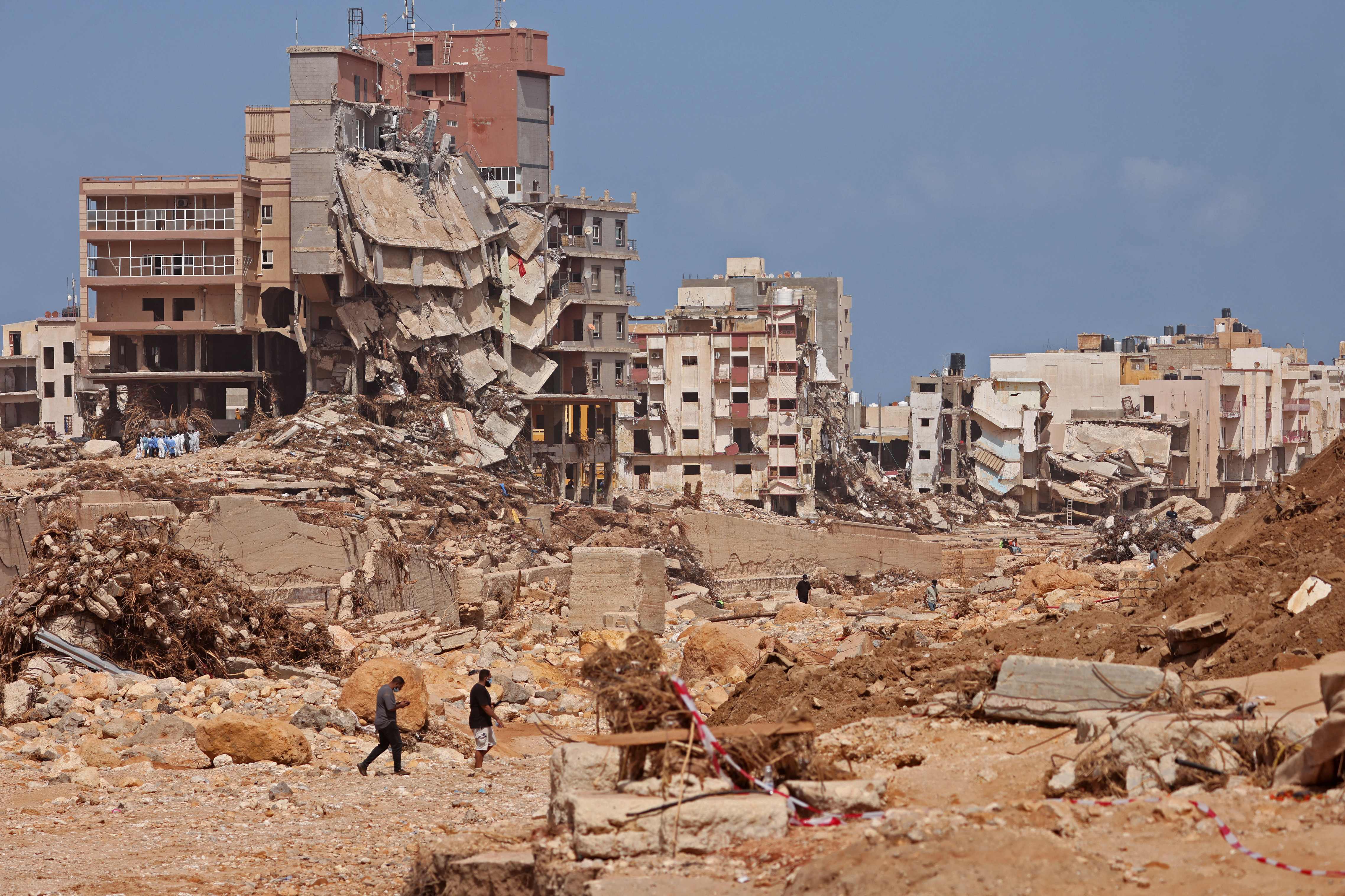 في درنة المنكوبة .. سكان تحت الصدمة يروون اللحظات الأولى للكارثة 