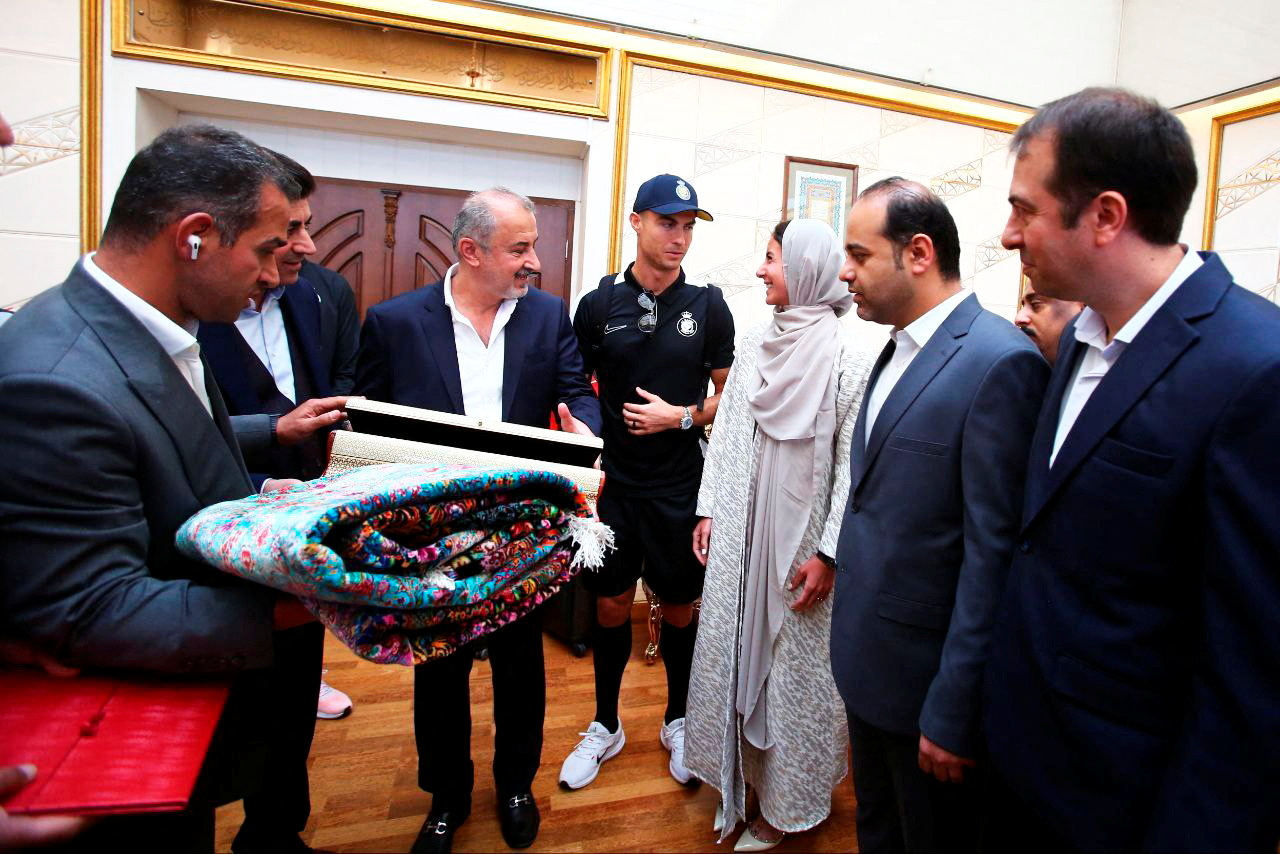 رونالدو يحظى باستقبال هائل مع وصول النصر إلى إيران 