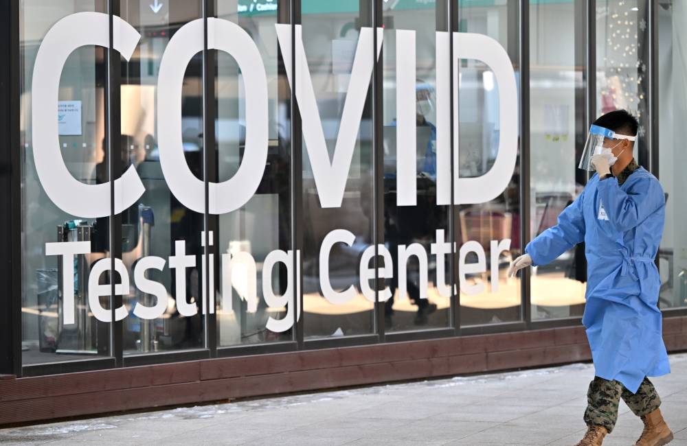 التعايش مع كوفيد لا يعني التقاعس والخضوع