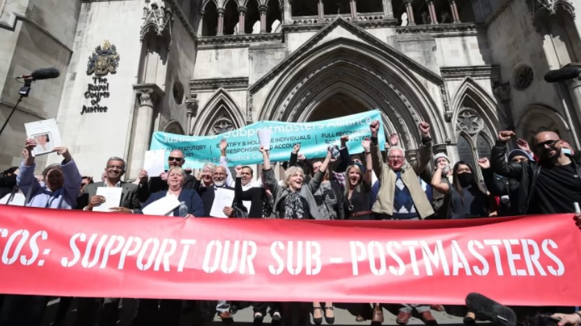 موظفو مكتب البريد يحتفلون خارج المحكمة بعد قرار الحكومة بصرف التعويضات