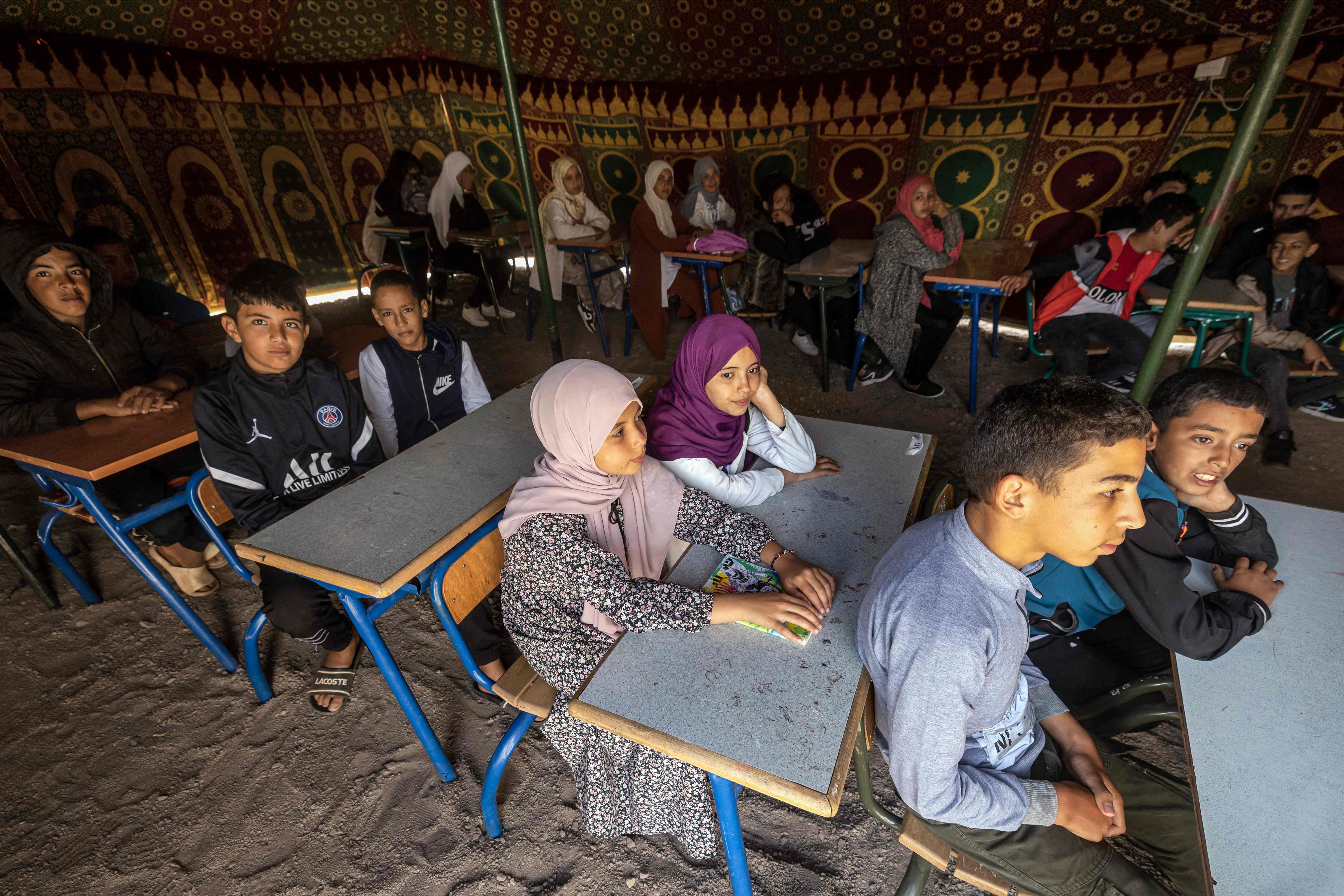 تلاميذ يحاولون نسيان فاجعة زلزال المغرب تحت خيام تحولت إلى مدارس