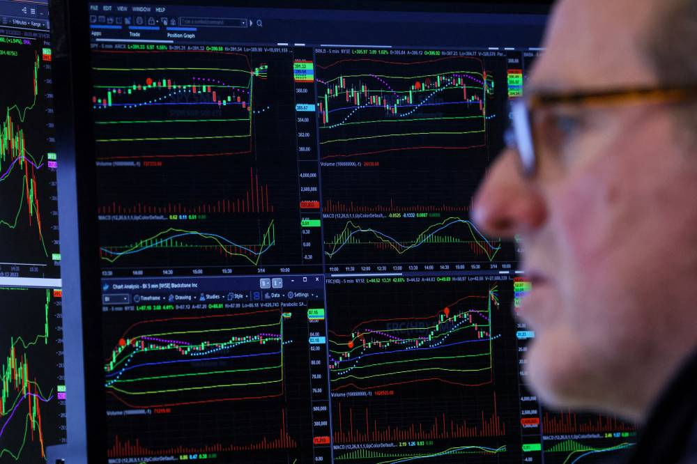 تراجعت ثقة المستهلكين والشركات التجارية مع ارتفاع معدلات التضخم.