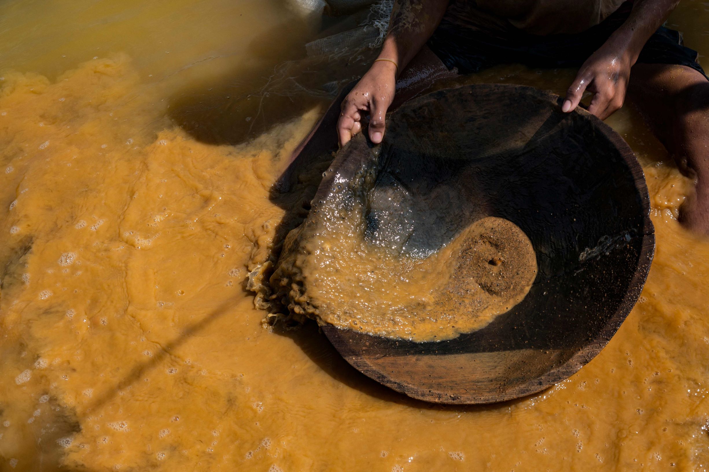 استخراج الذهب .. من لعبة للأطفال لوظيفة بدوام كامل