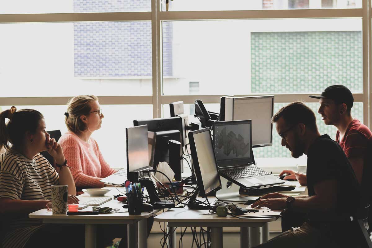 اتساع فجوة أجور موظفي التكنولوجيا في اشنطن على أساس الجنس والعرق