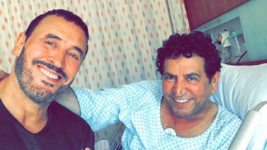 كاظم الساهر يزور الشاعر كريم العراقي بعد إجراء عملية جراحية.