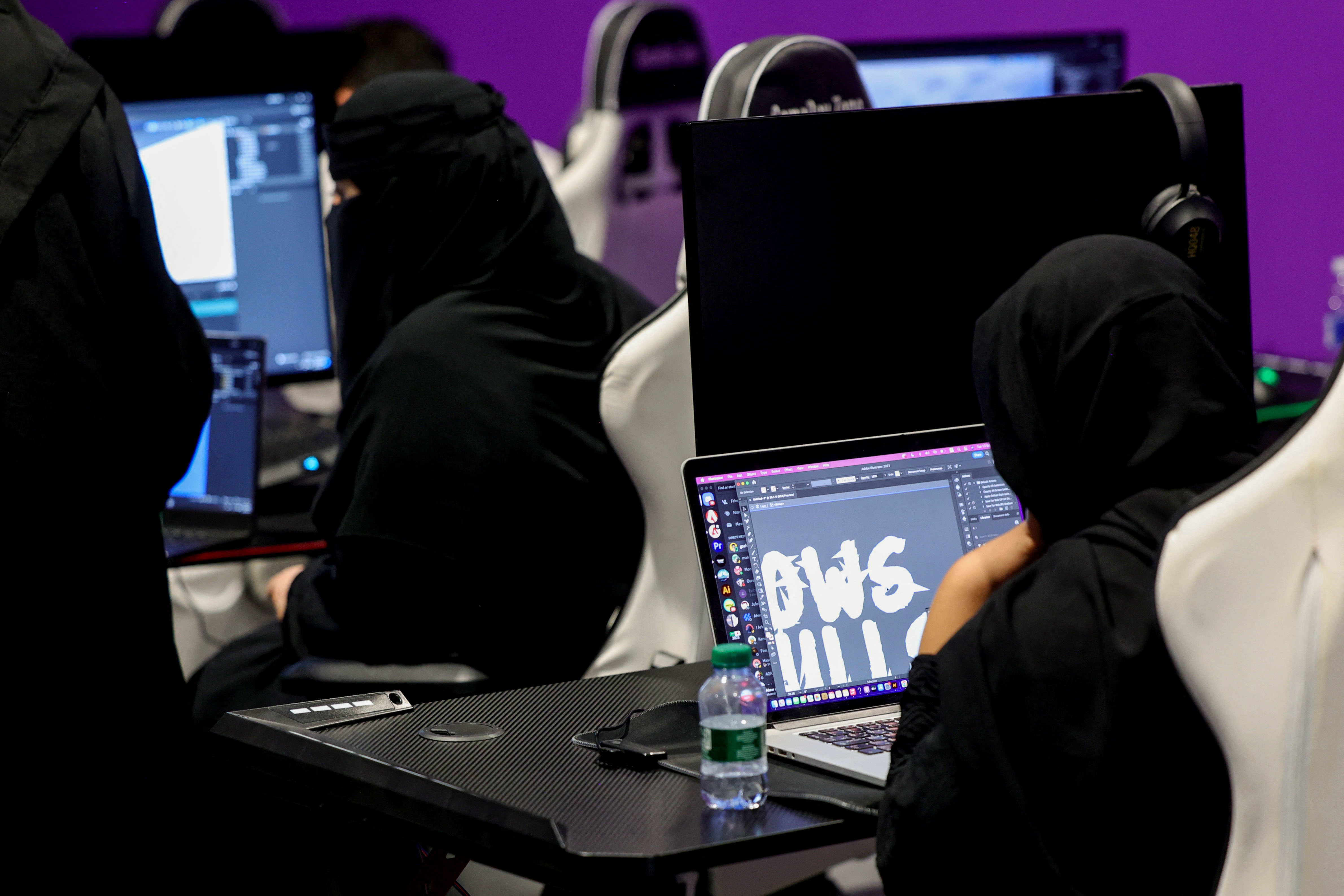 السعوديون والألعاب الإلكترونية .. التحول من اللعب إلى التطوير