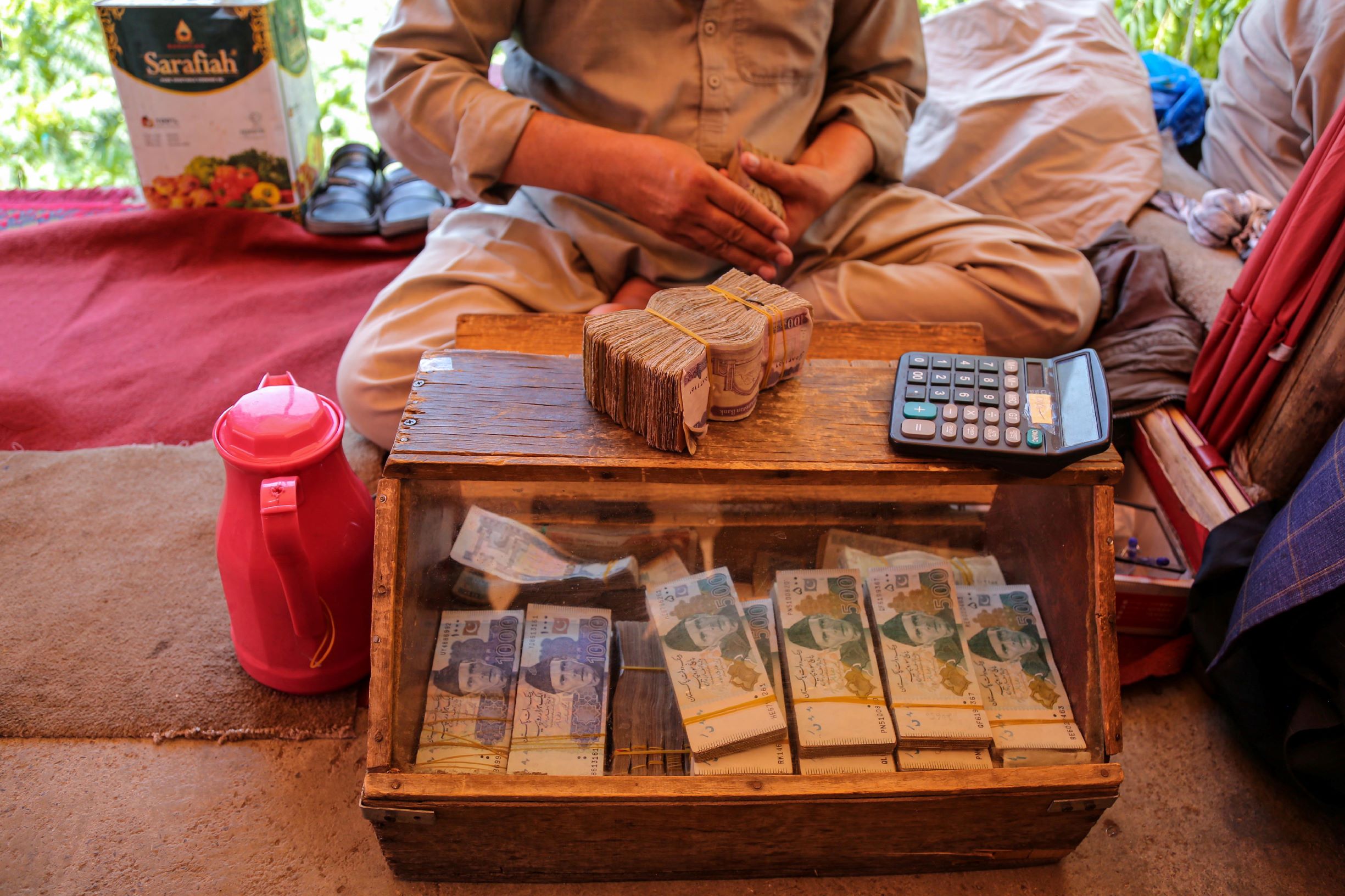 ارتفاع مفاجئ للعملة الأفغانية أمام الدولار