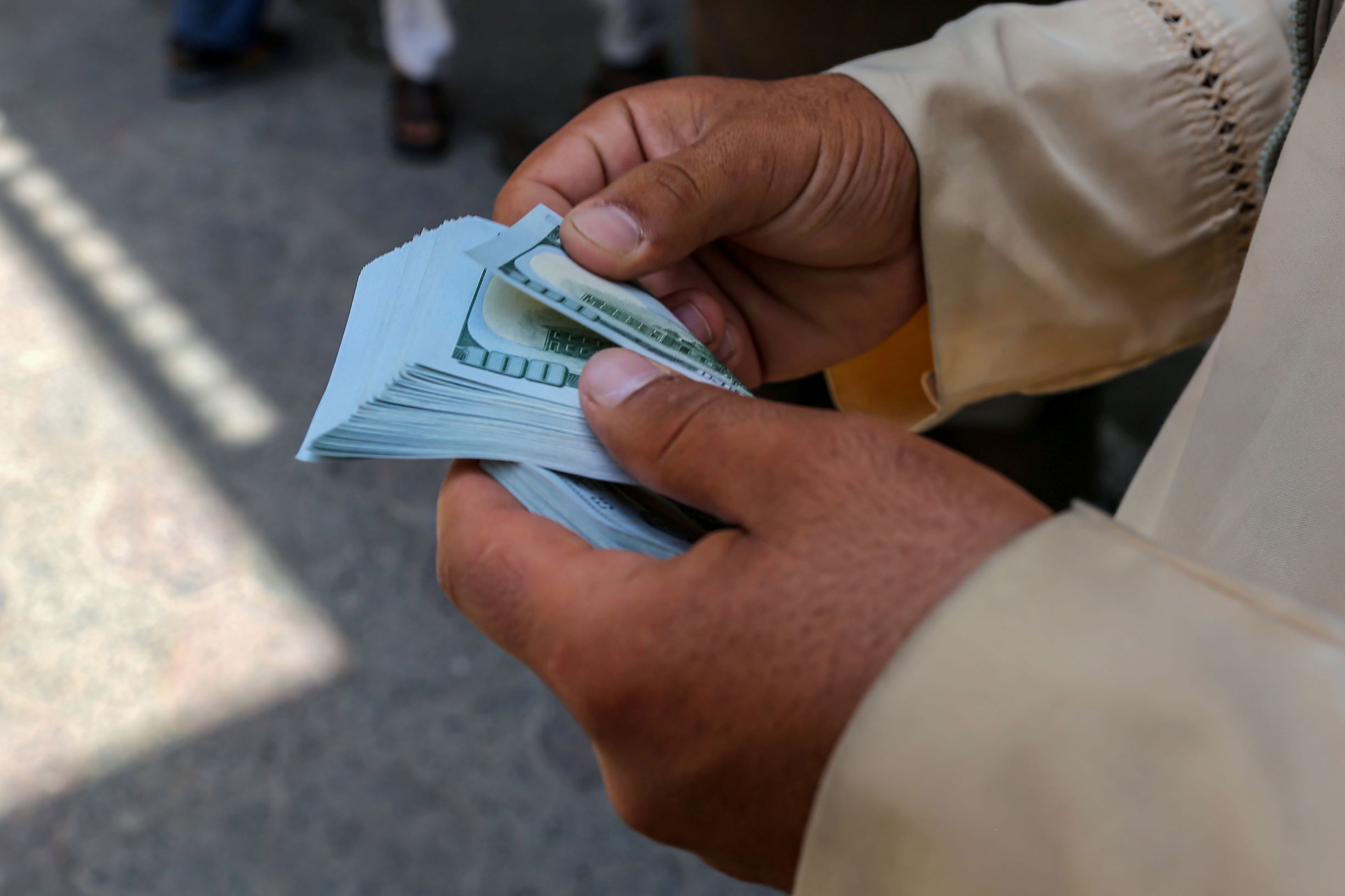 ارتفاع مفاجئ للعملة الأفغانية أمام الدولار