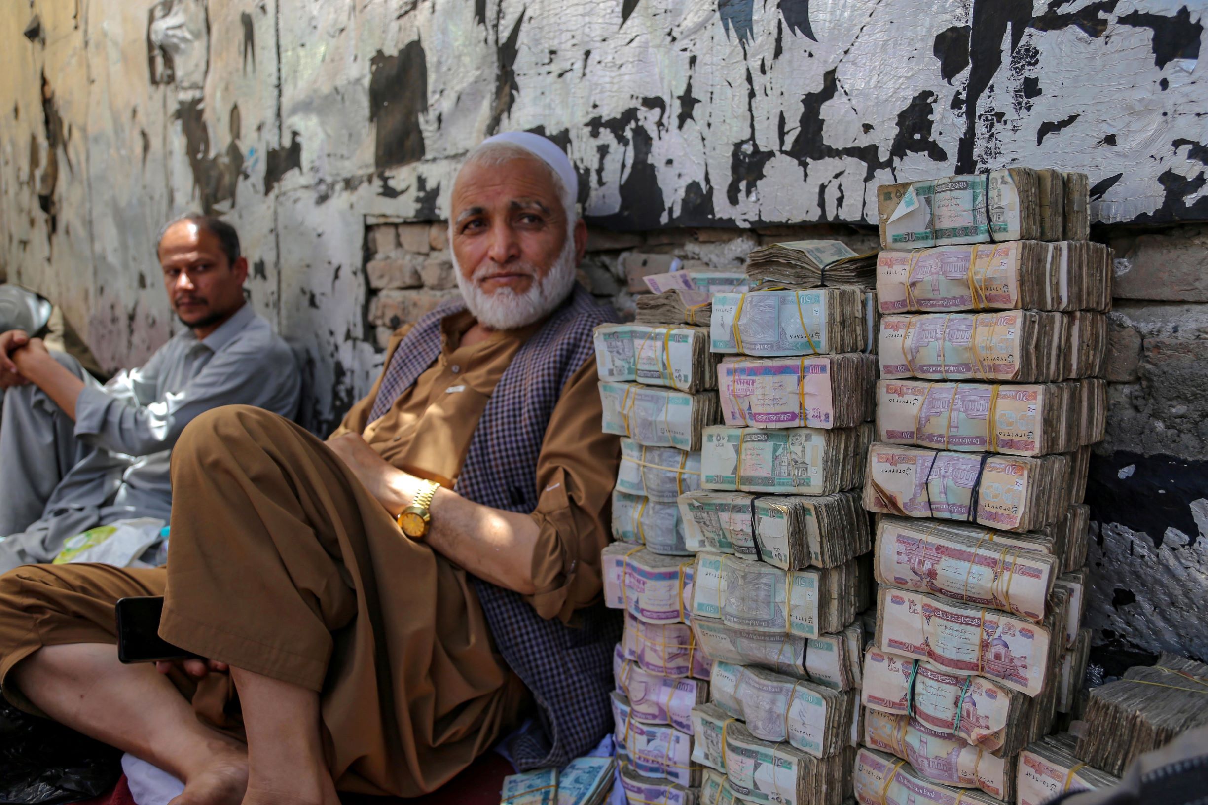 ارتفاع مفاجئ للعملة الأفغانية أمام الدولار