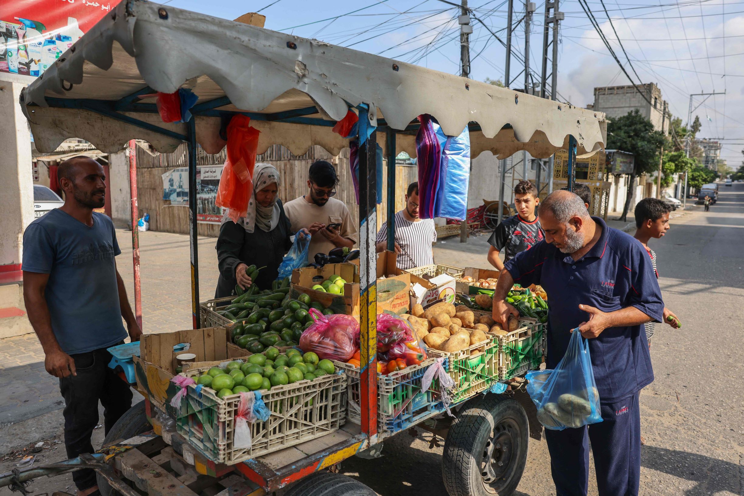رغم الحصار والحرب .. عجلة الحياة لا تتوقف