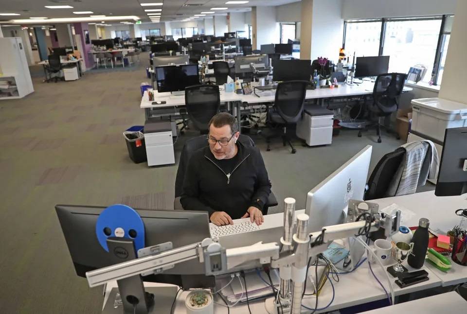 «مشروع آدم» .. العودة إلى الماضي لإصلاح المستقبل