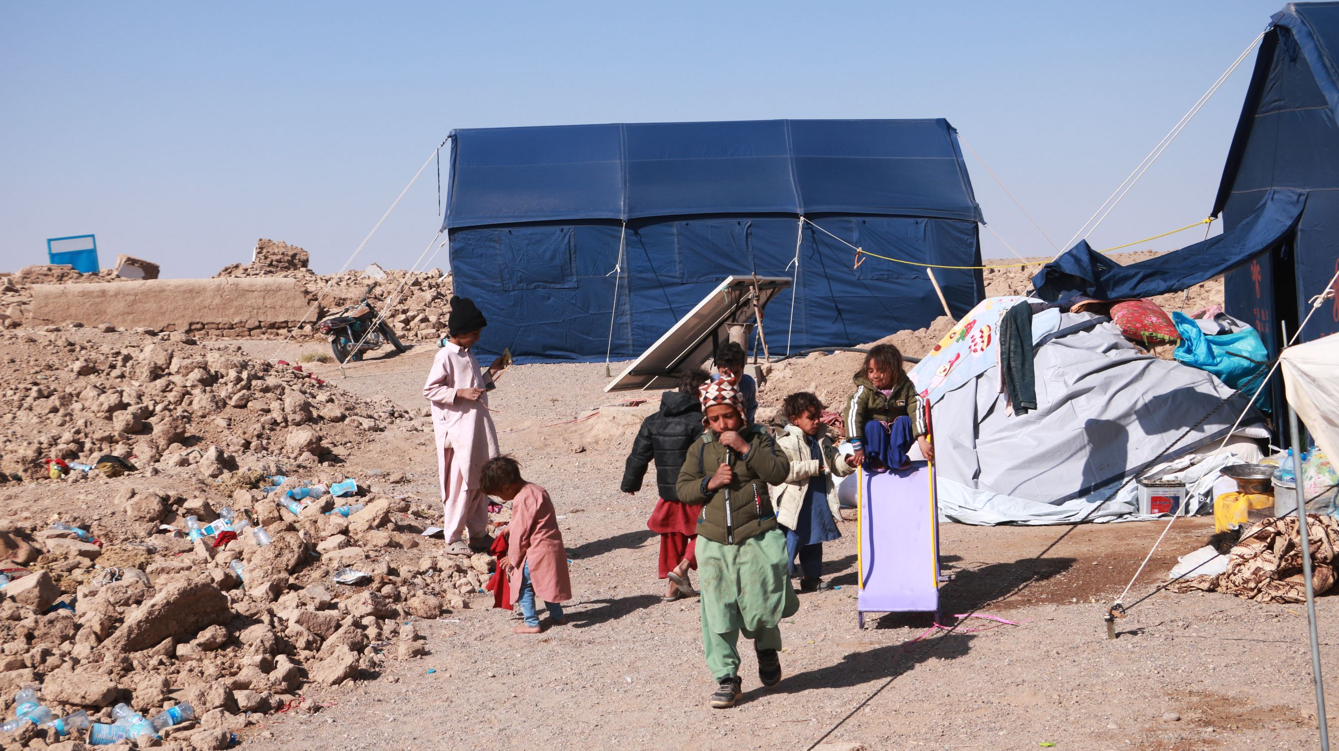 الزلازل في أفغانستان تحول المنطقة المتضررة إلى مدينة خيام