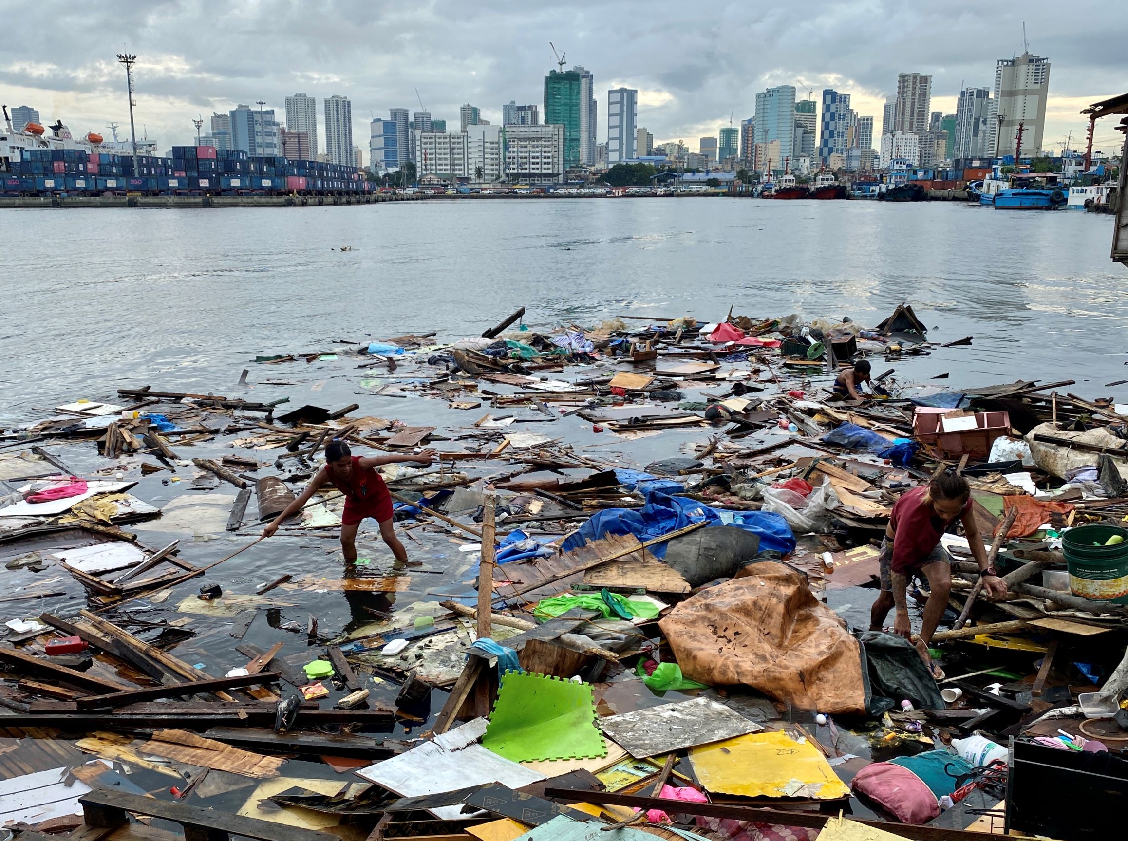 تحذير من فيضانات مفاجئة وانهيارات أرضية على الفلبين