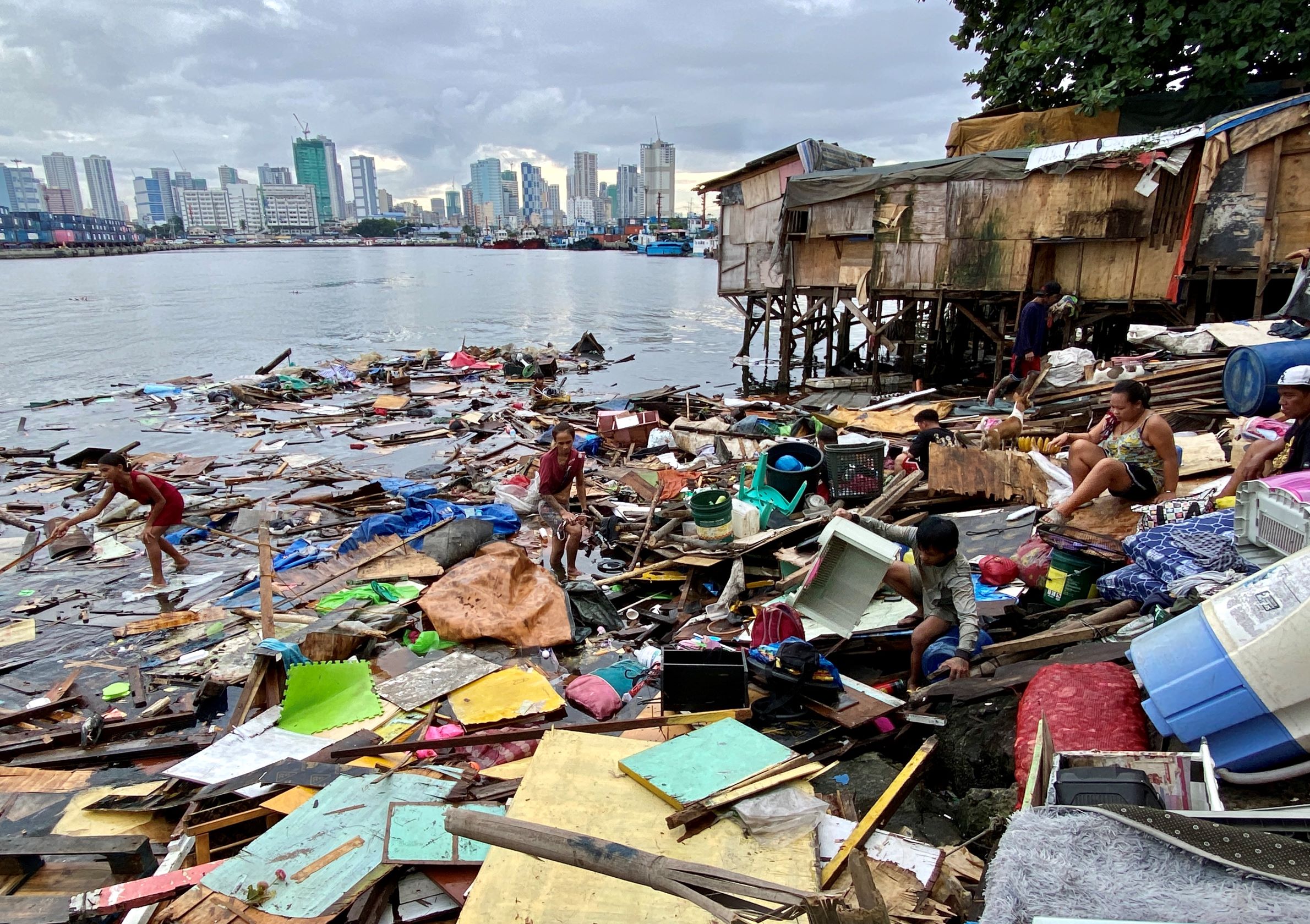 تحذير من  فيضانات مفاجئة وانهيارات أرضية على الفلبين