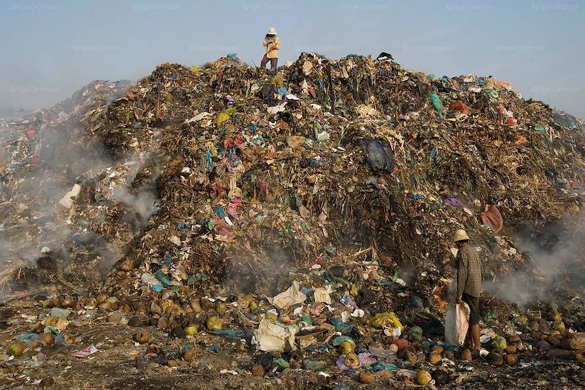 تايوان .. زوجان يلتقطان صورة زفافهما أمام مكب للنفايات