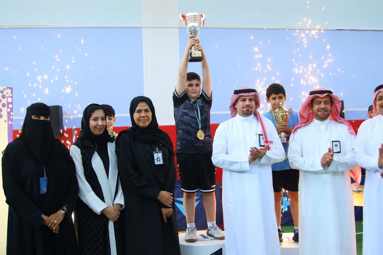 الزارع يتوج 18 طالبا وطالبة ببطولة تعليم الرياض لكرة الطاولة