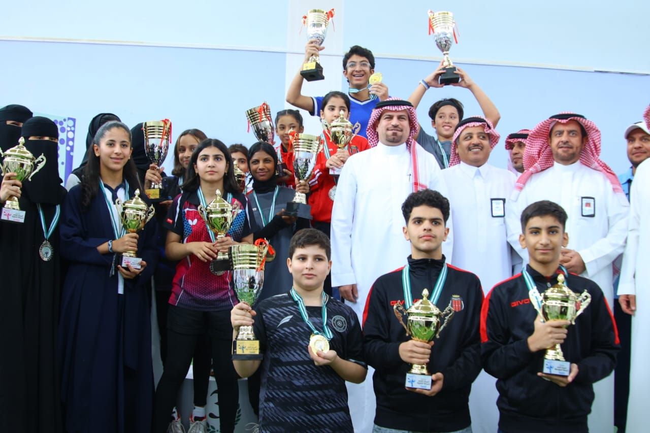 الزارع يتوج 18 طالبا وطالبة ببطولة تعليم الرياض لكرة الطاولة