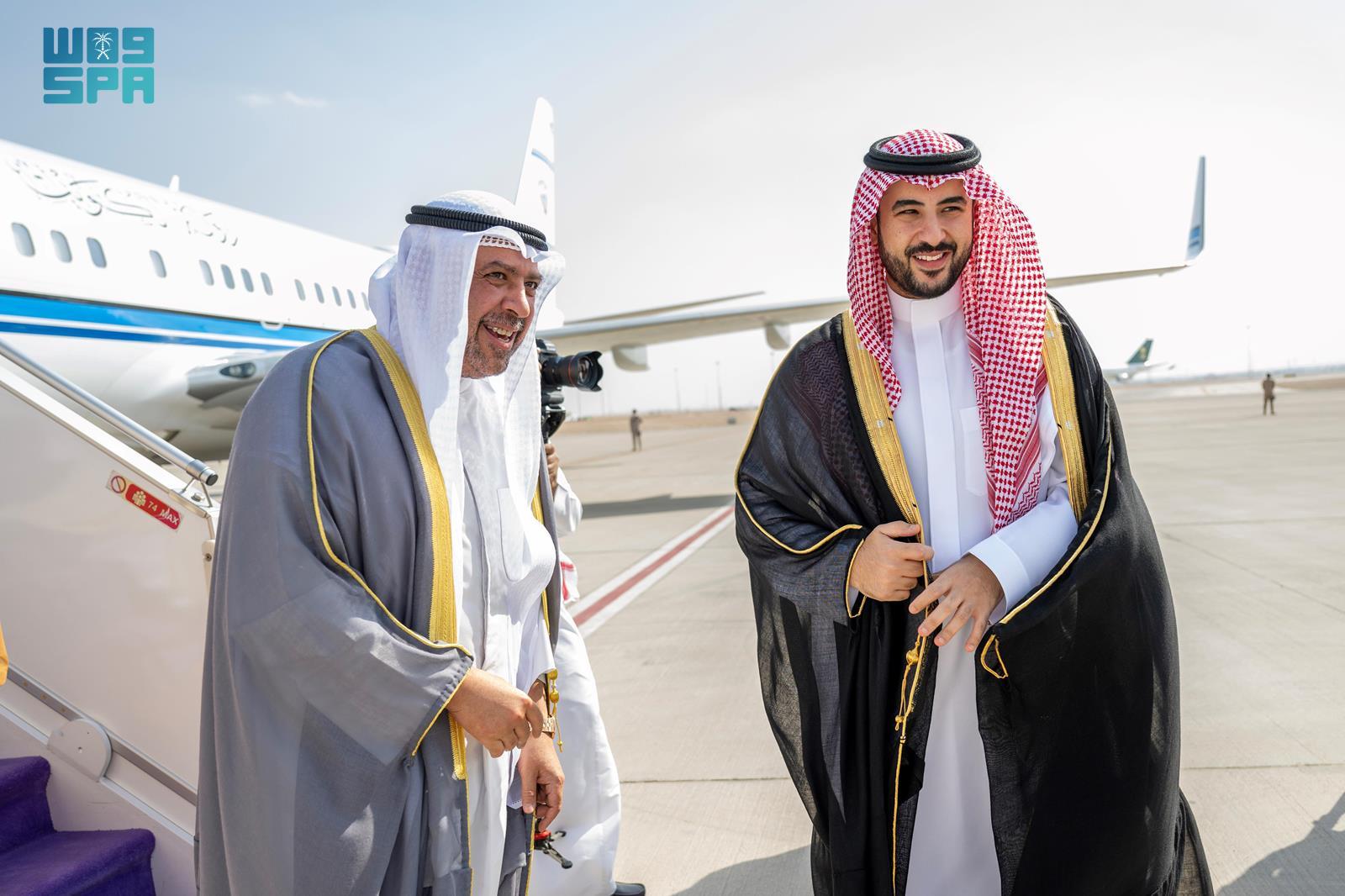 وزير الدفاع يستقبل نظيره الكويتي أثناء وصوله إلى الرياض