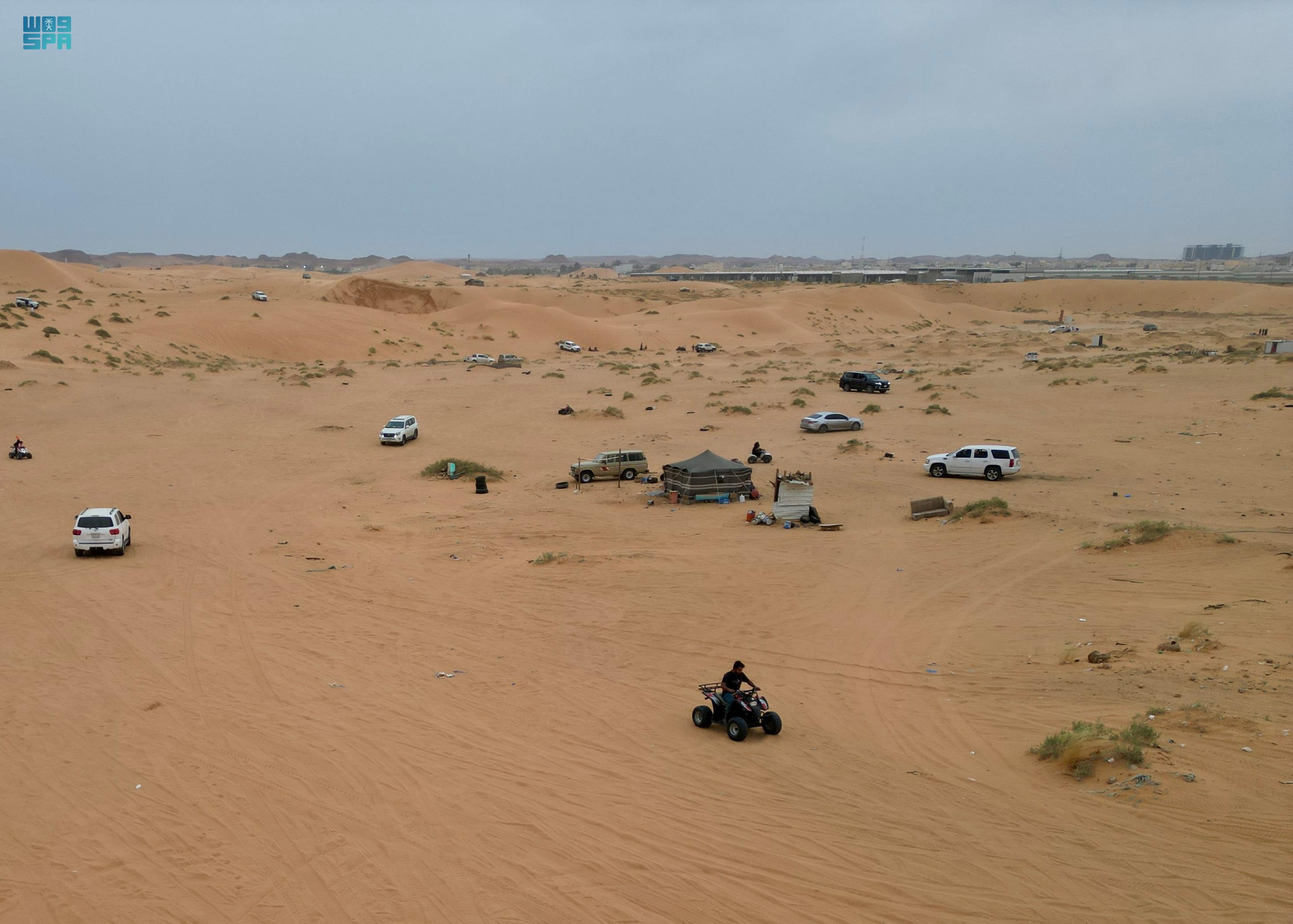 الجوف .. أجواء المطر تجذب هواة التطعيس والمواقع السياحية