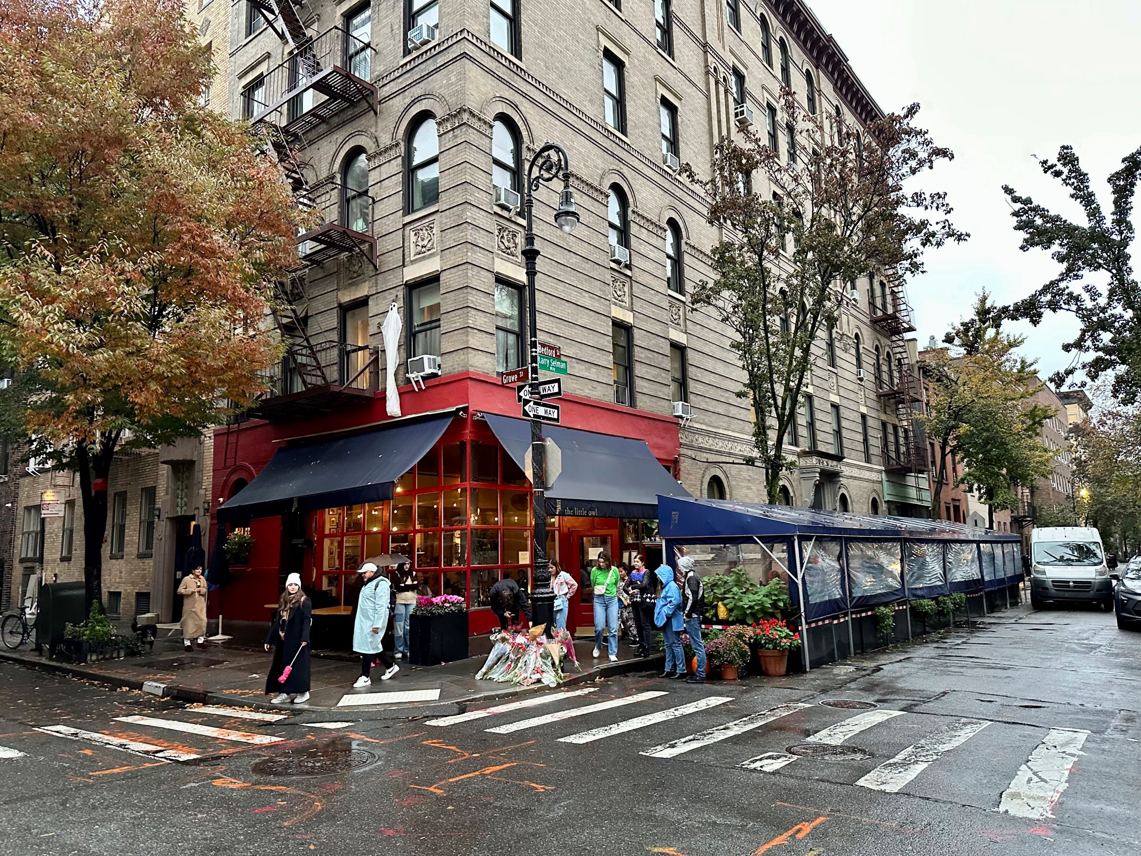 محبو "فريندز" يودعون "تشاندلر" من أمام المبنى الشهير في نيويورك 