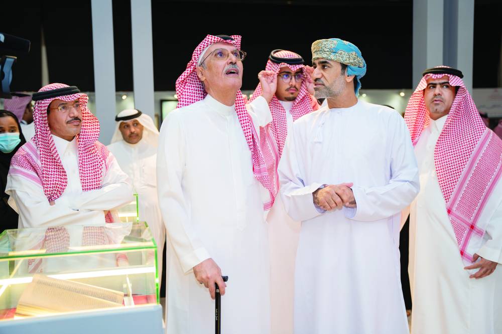 الأمير بدر بن عبدالمحسن يزور جناح سلطنة عمان.