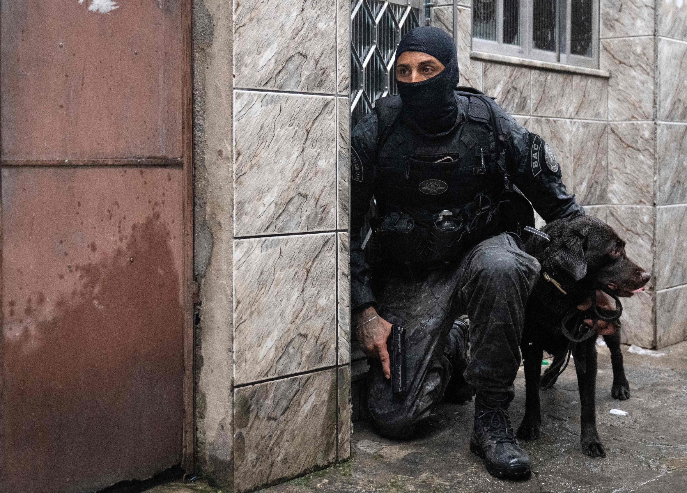 1000 ضابط شرطة برازيلي لاصطياد "القيادة الحمراء"