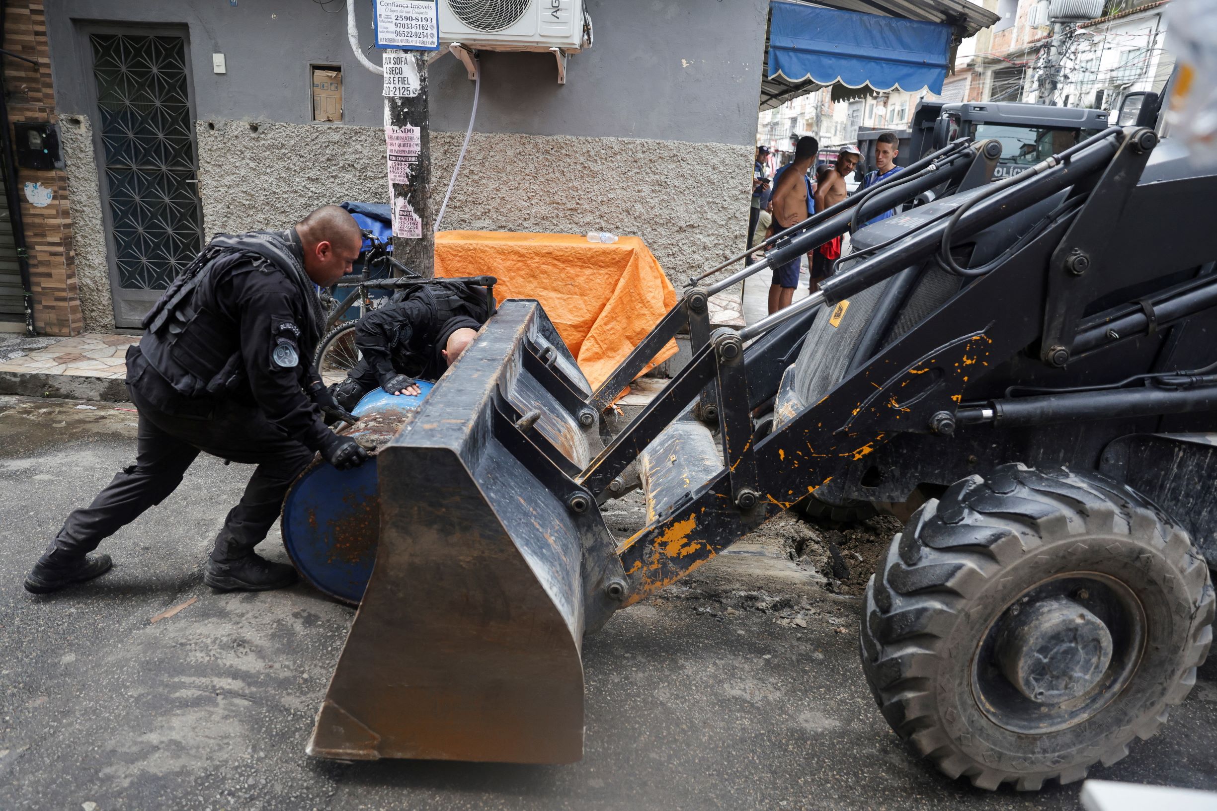 1000 ضابط شرطة برازيلي لاصطياد "القيادة الحمراء"