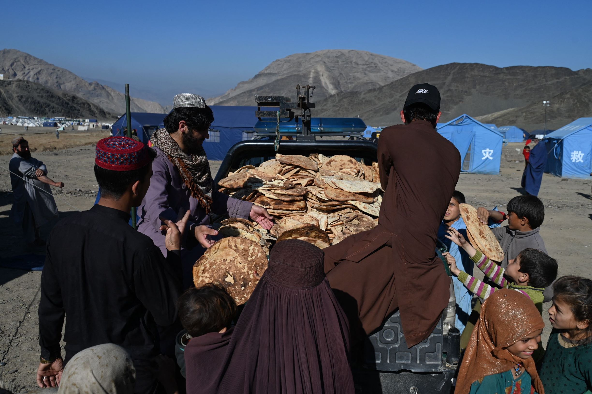 الخبز في انتظار الأفغان العائدين من باكستان