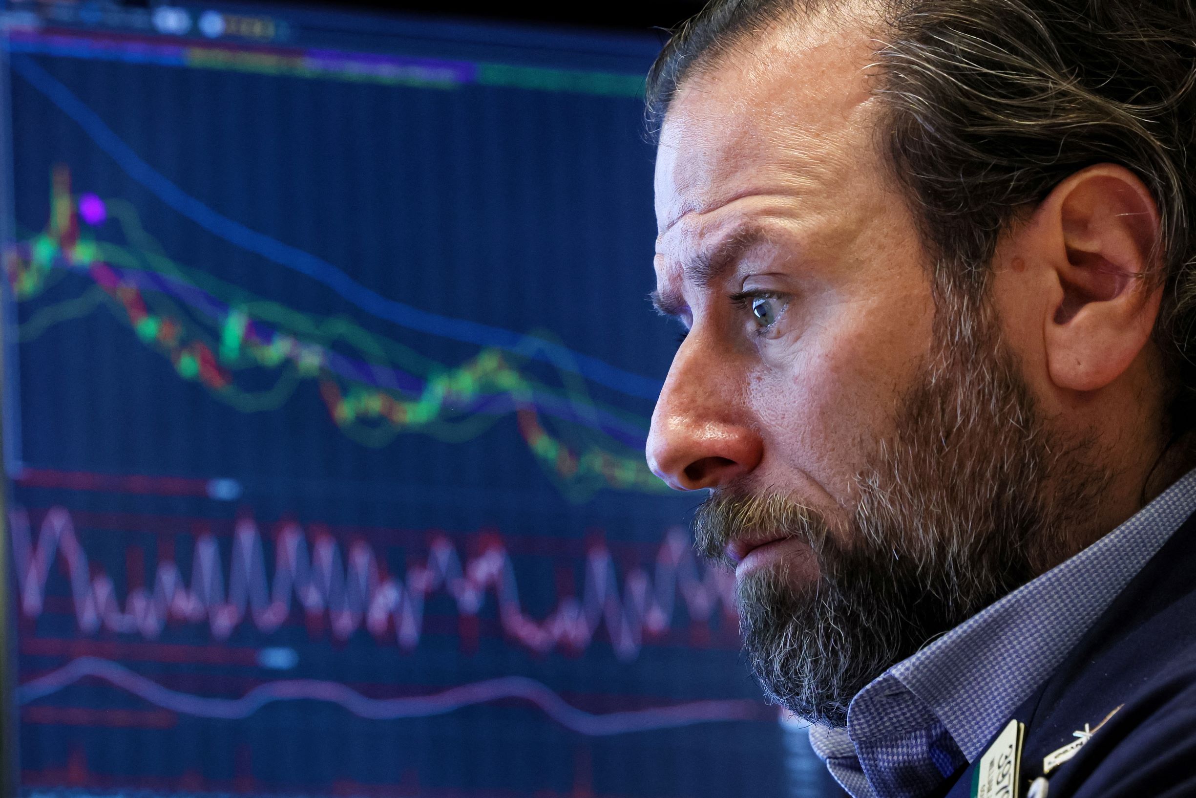 سهم "وول مارت" يضغط على مؤشرات "وول ستريت"