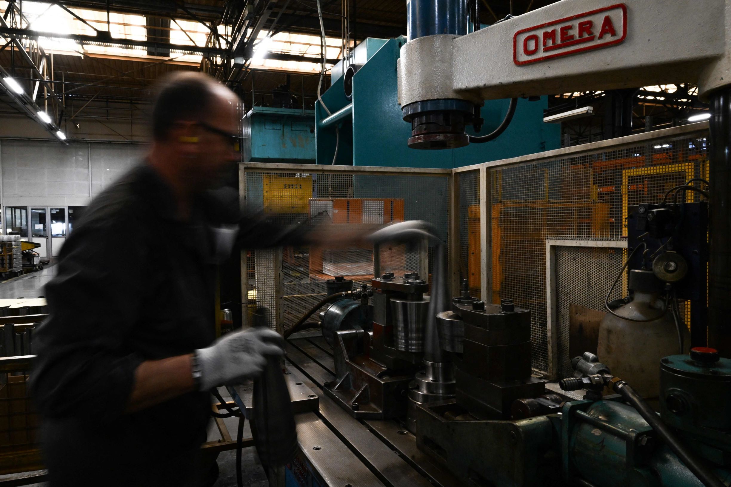 شعلة أولمبياد باريس 2024 .. من فولاذ سيارات خردة وغسالات ملابس