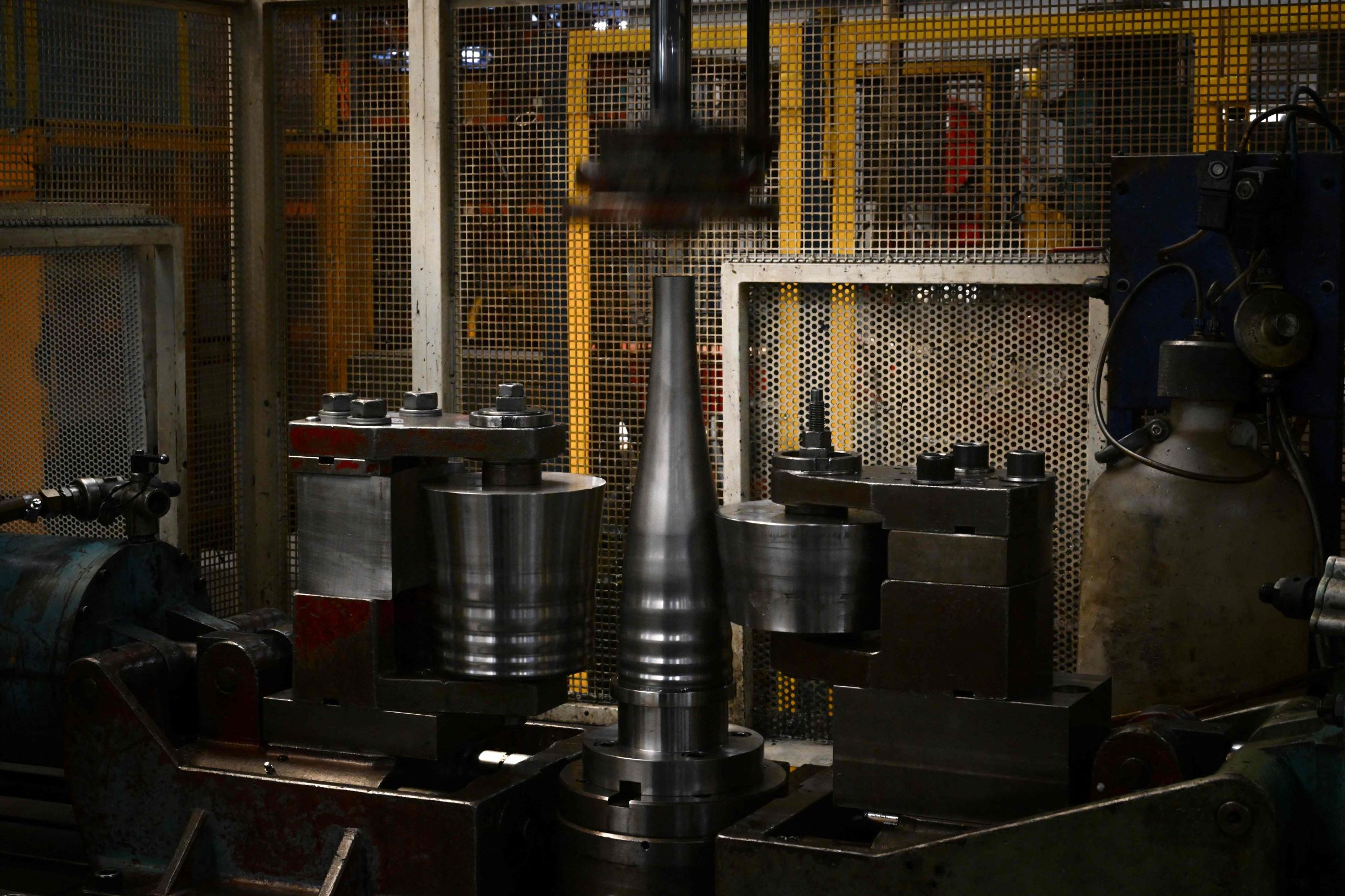 شعلة أولمبياد باريس 2024 .. من فولاذ سيارات خردة وغسالات ملابس