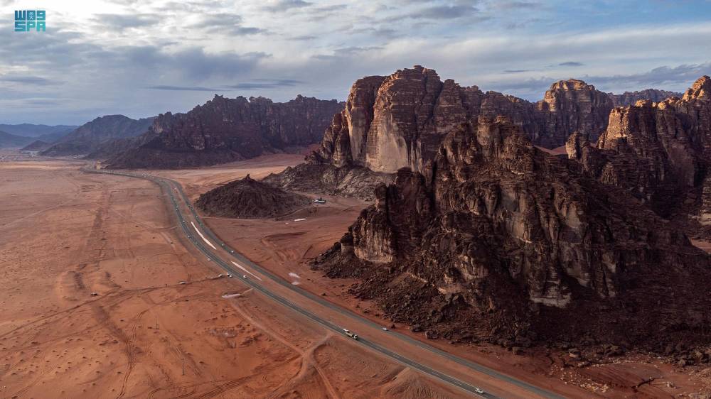 تشكل الجبال مناظر جاذبة للسياح.        "واس"