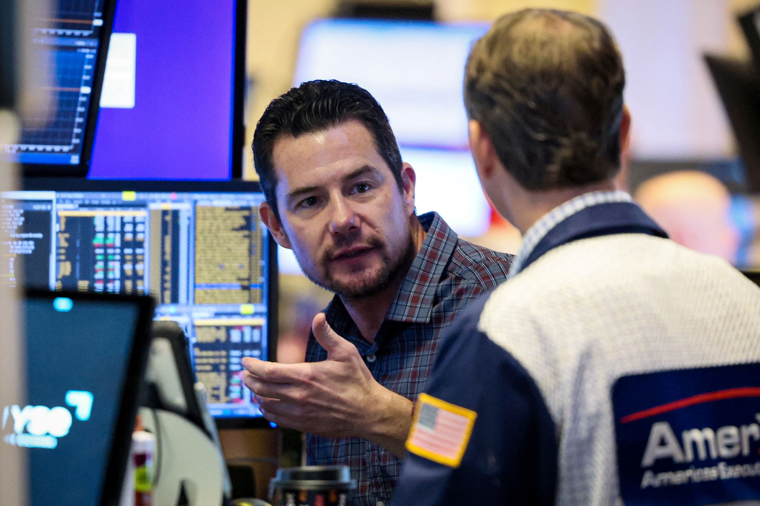 "وول ستريت" تغلق مرتفعة بدعم تفاؤل حول إنهاء رفع الفائدة