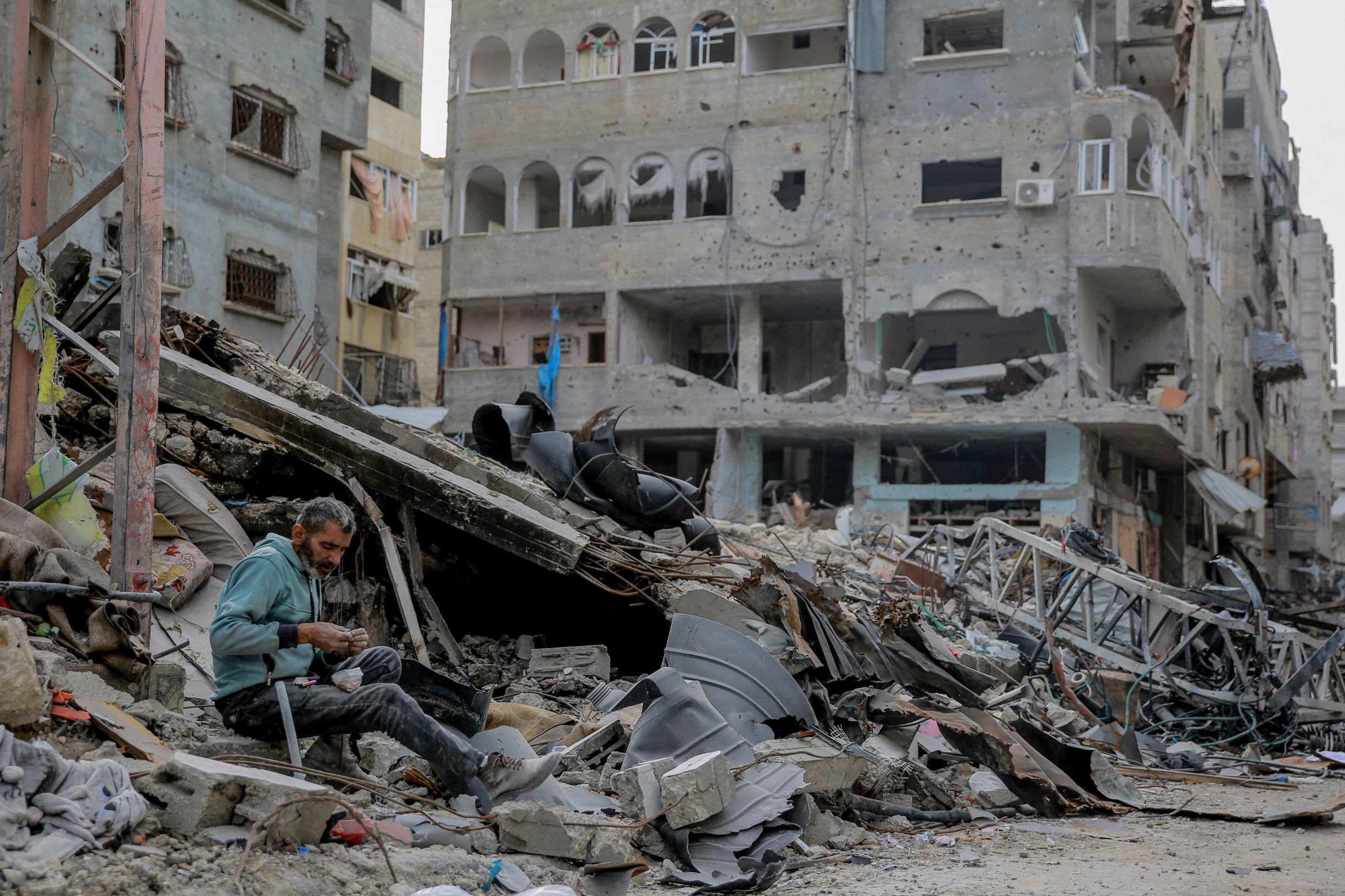 خلال الهدنة .. سكان غزة يتفقدون أنقاض منازلهم المدمرة
