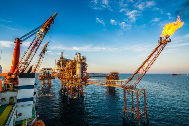 النفط يتراجع صوب 80 دولارا للبرميل قبيل اجتماع أوبك+