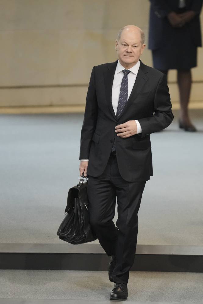 شولتز خلال حضوره مناقشة حول أزمة ميزانية ألمانيا في البرلمان، أمس. "أ ب"