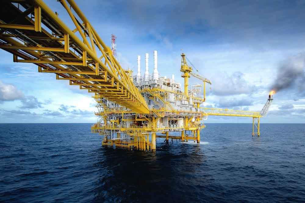 النفط يرتفع فوق 85 دولارا مع إبقاء السعودية على التخفيضات الطوعية