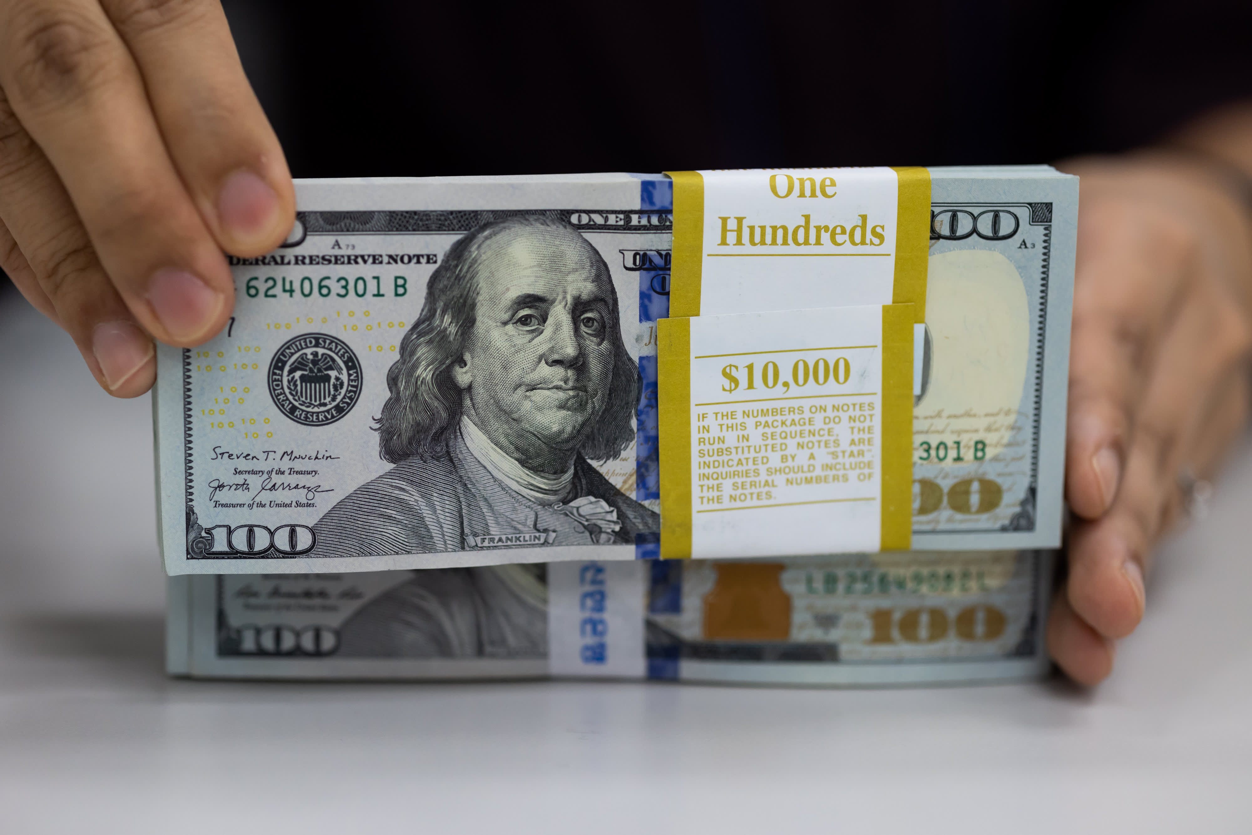الدولار يرتفع قبل كلمة رئيس الاحتياطي الفيدرالي