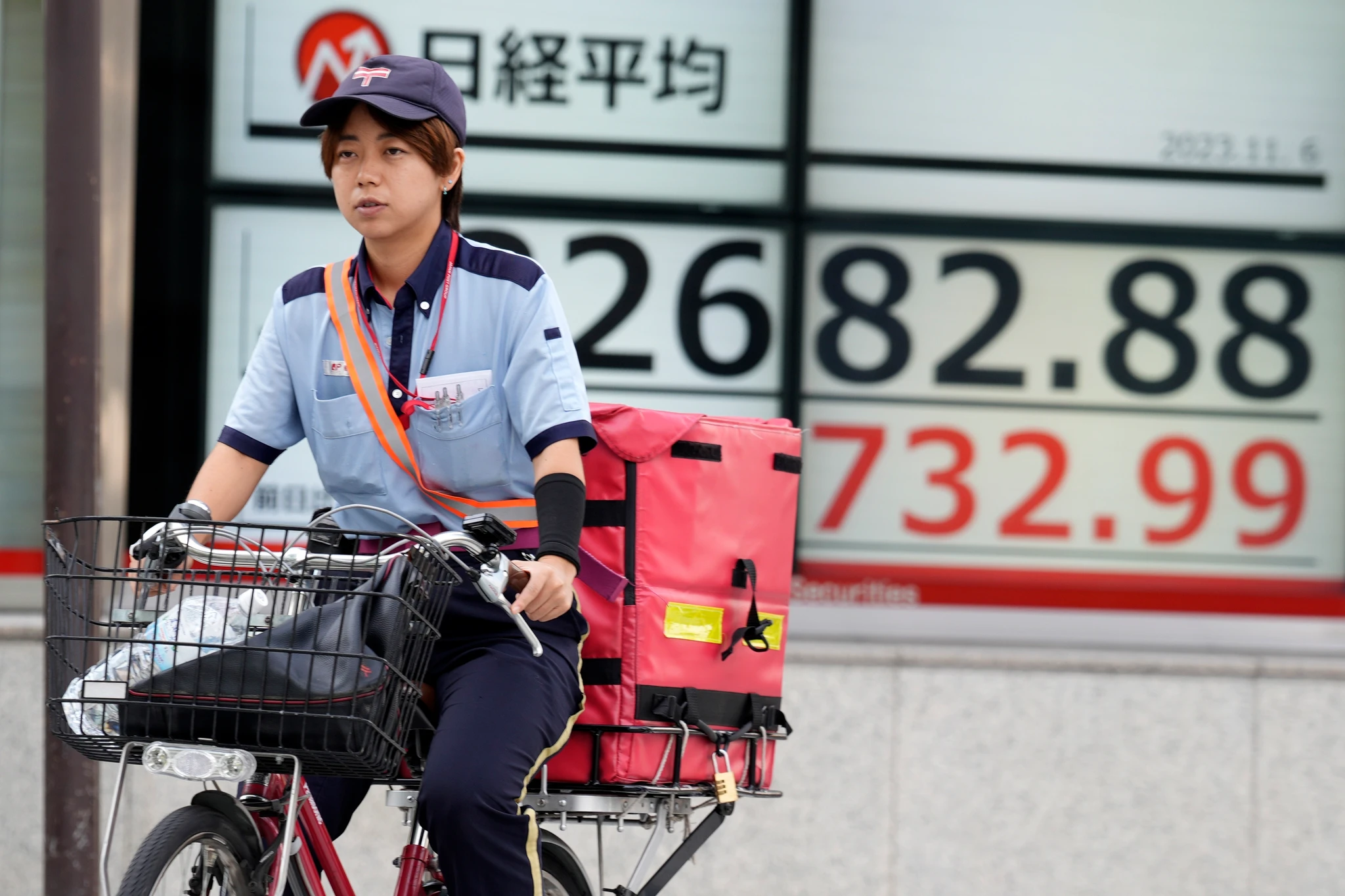 نيكاي يتحول للانخفاض بضغط من موجة بيع لأسهم القيمة