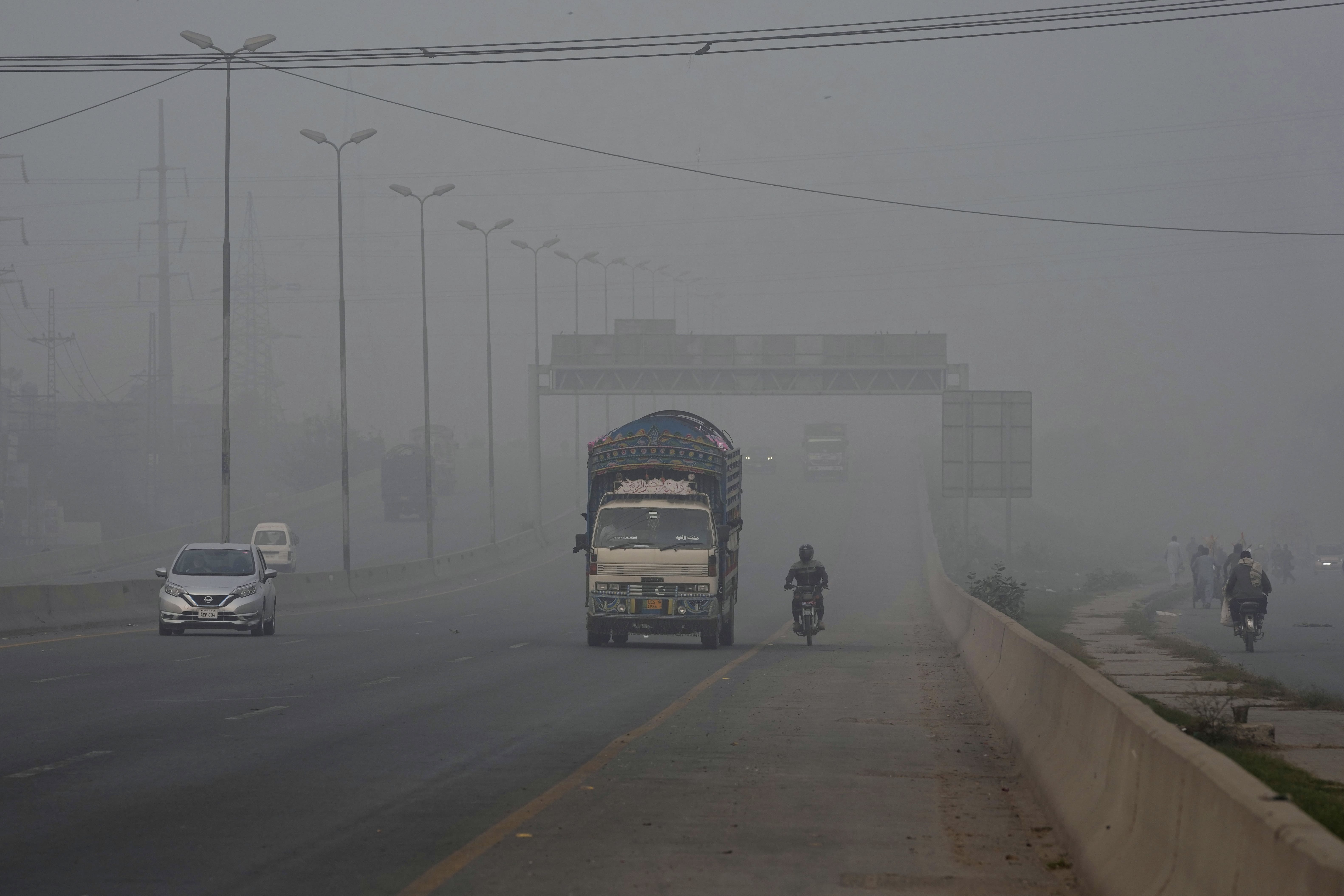 التلوث يغلق الأعمال التجارية والمدارس في شرق باكستان