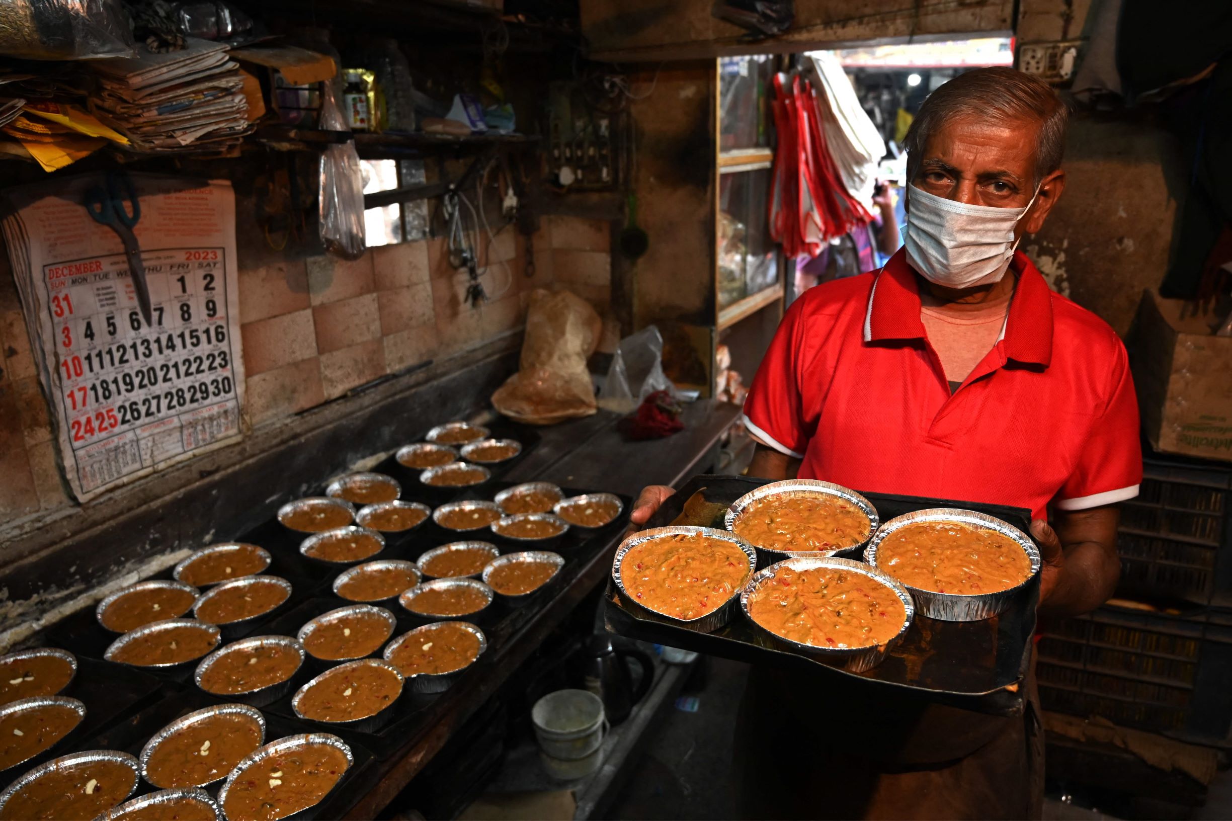 إعداد الكعك داخل مخبز عمره قرن